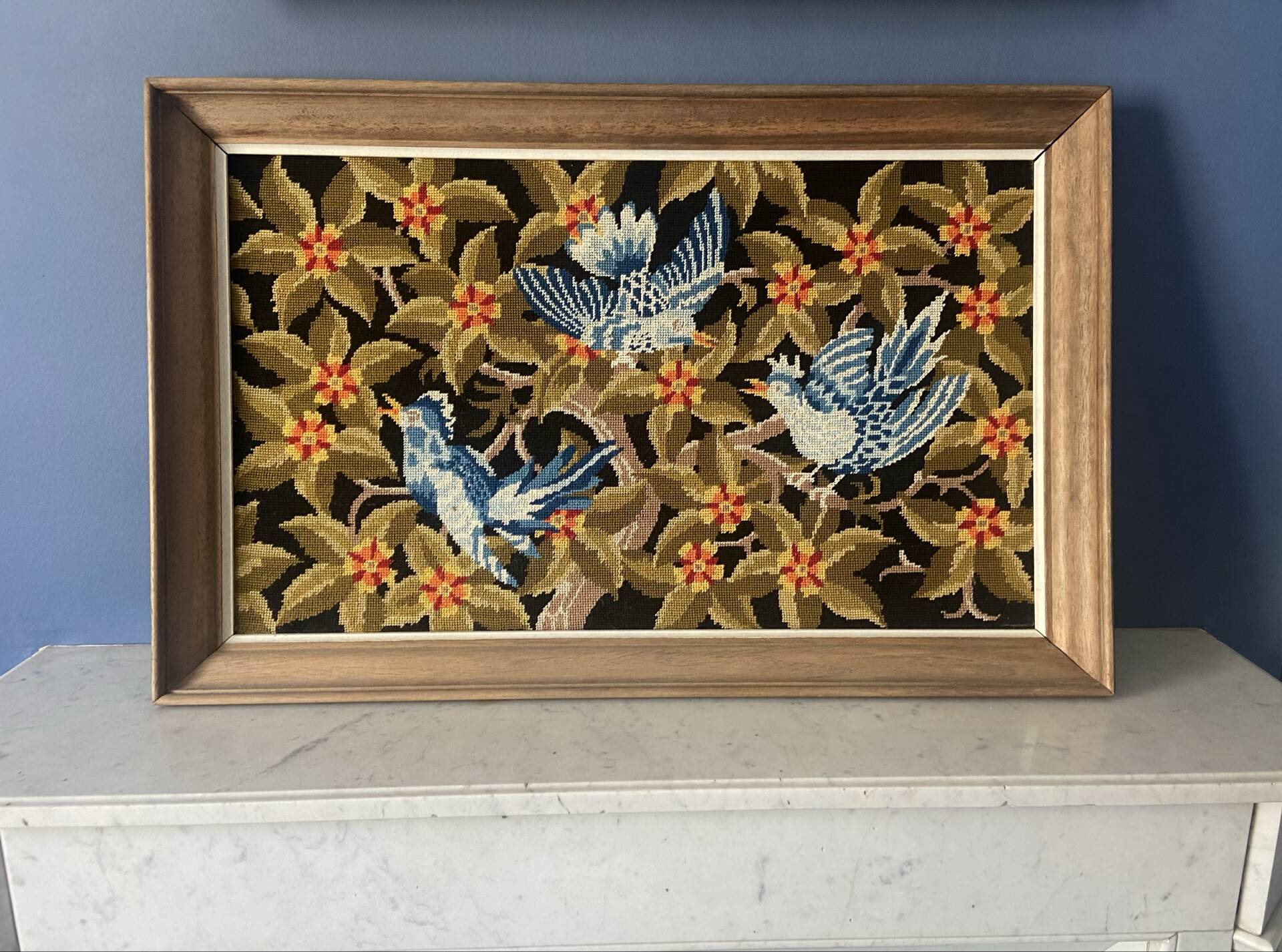 Tableau ancien brodé oiseaux bleus et fleurs - tapisserie encadrée