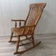 Rocking-chair en bois du milieu du siècle