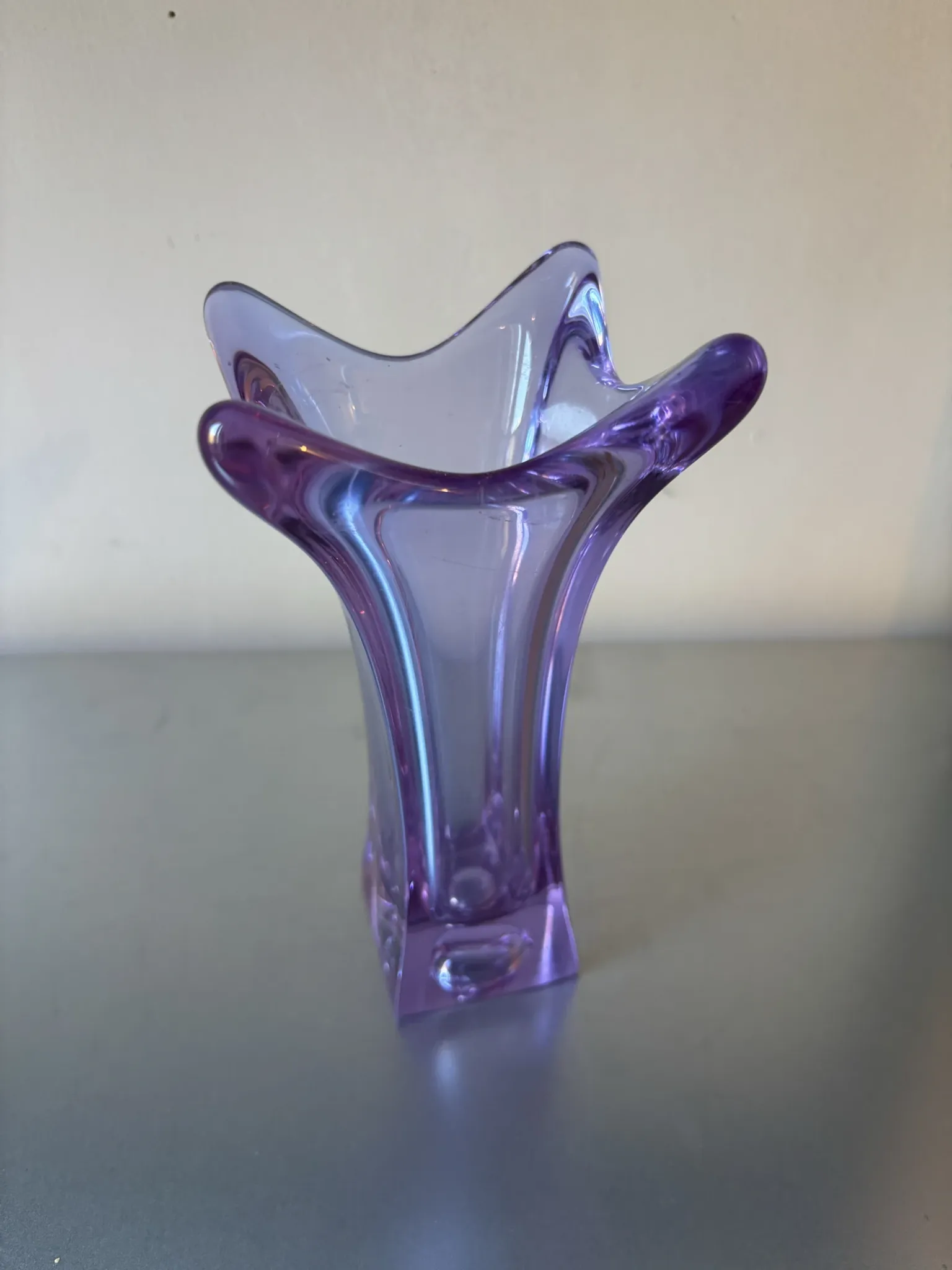 Vase or amethyst glass soliflore in free form from the 60s-70s.