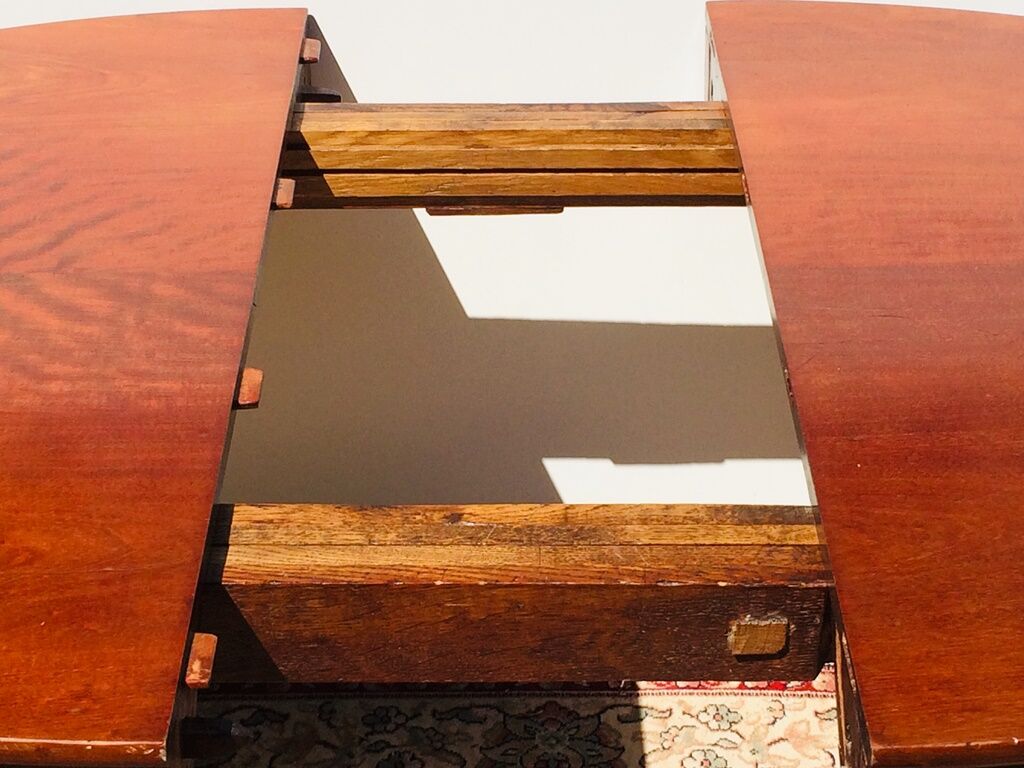 19th expandable empire table 4/6 p