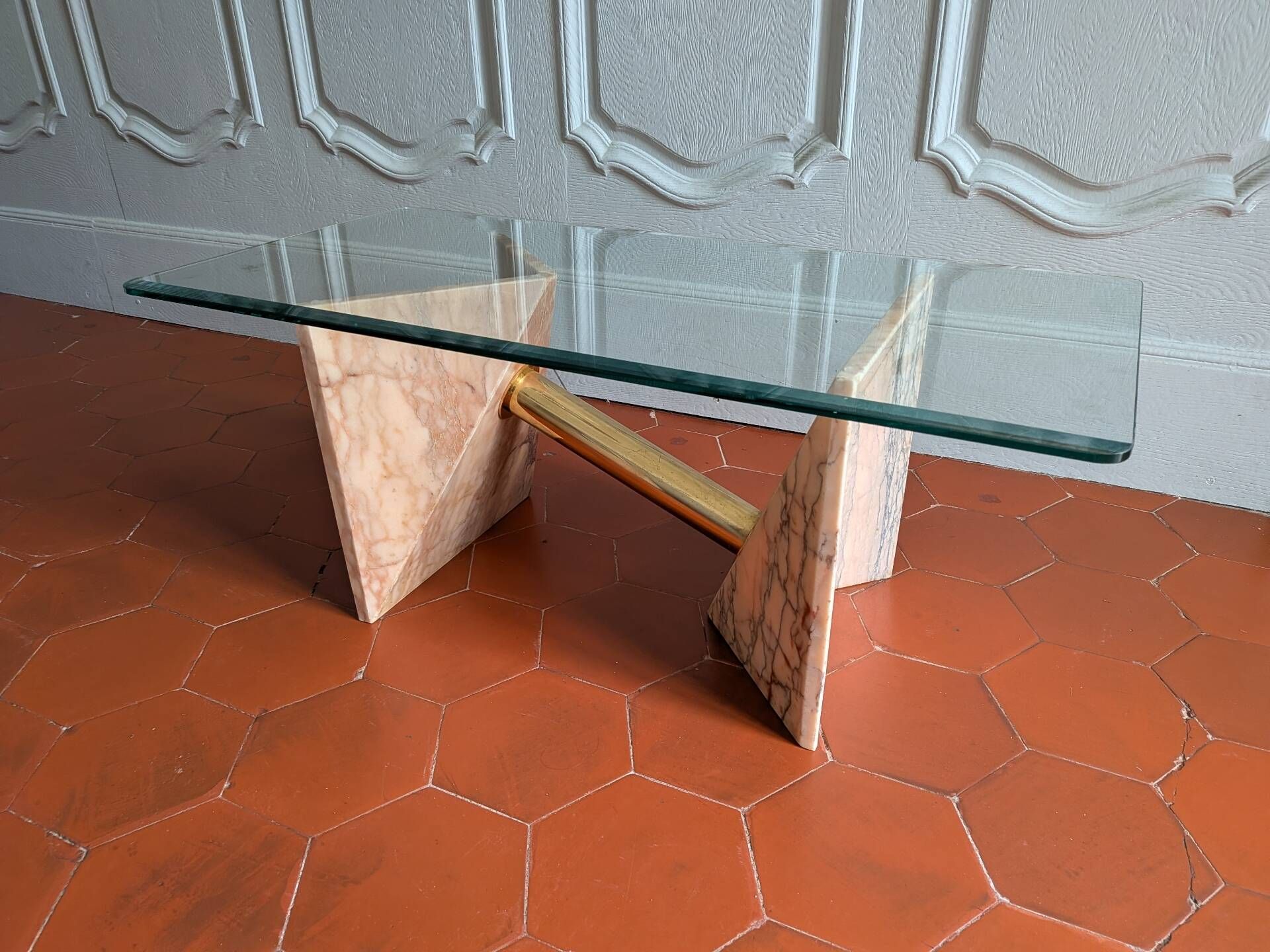 Table basse Ligne Roset des années 80 en marbre rose