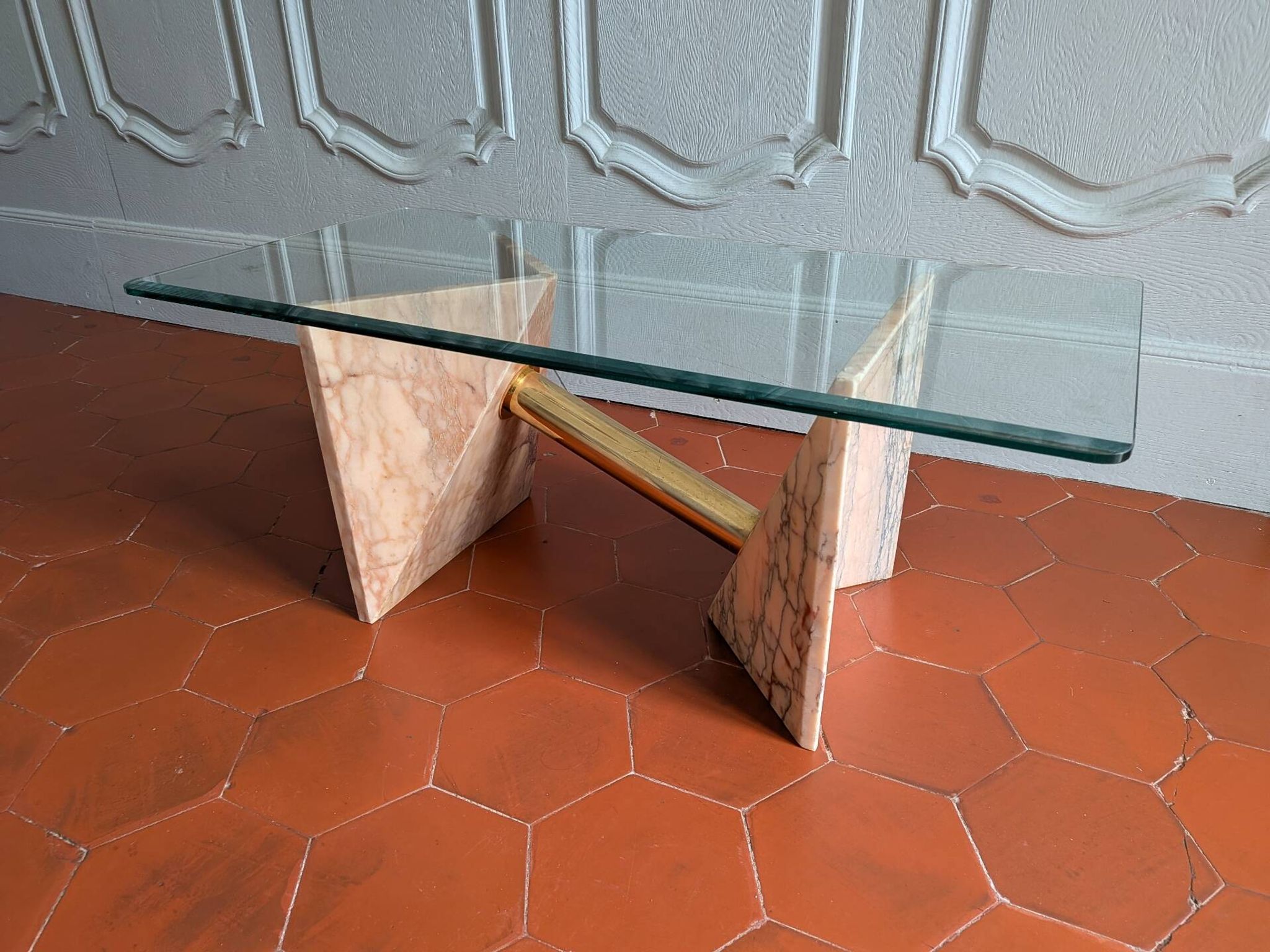 Table basse Ligne Roset des années 80 en marbre rose