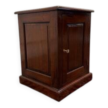 Classic English chest of drawers