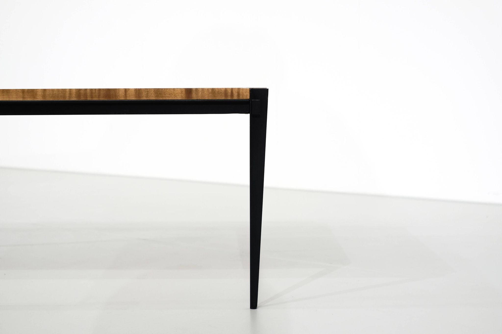 Table basse par Osvaldo Borsani pour Tecno, Italie 1957.