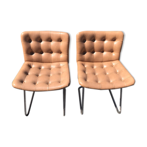 2 chaises en similicuir