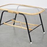 Table basse vintage en rotin des années 1960 avec un plateau en verre et une structure en métal