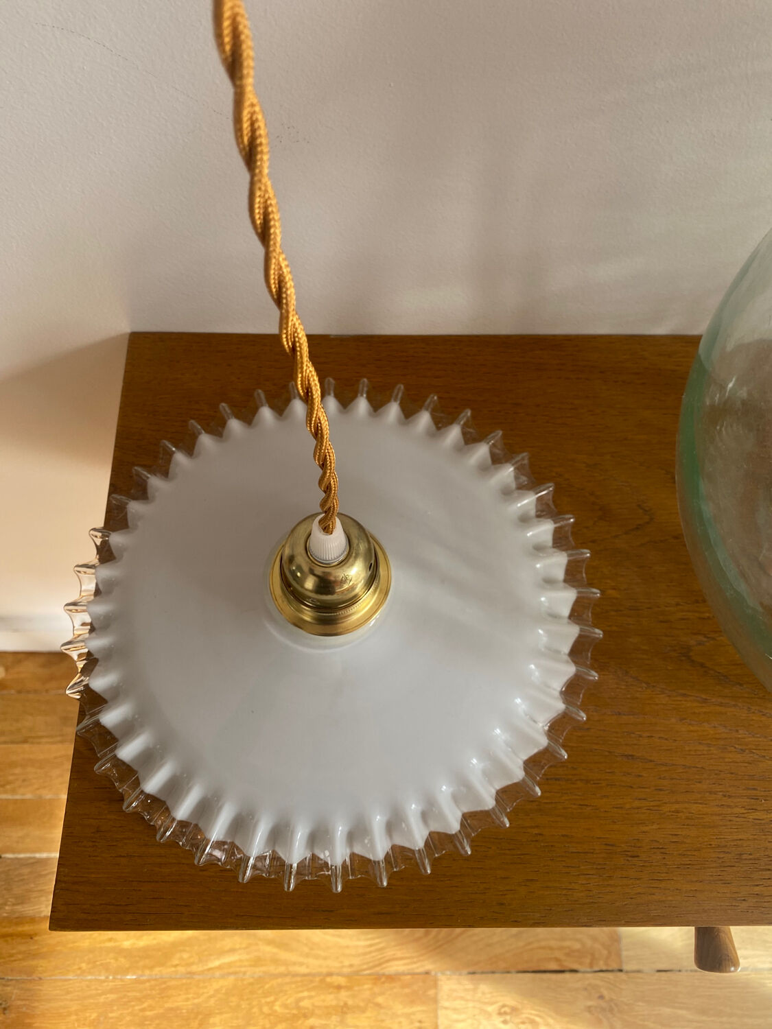 Vintage crenelated opaline suspension