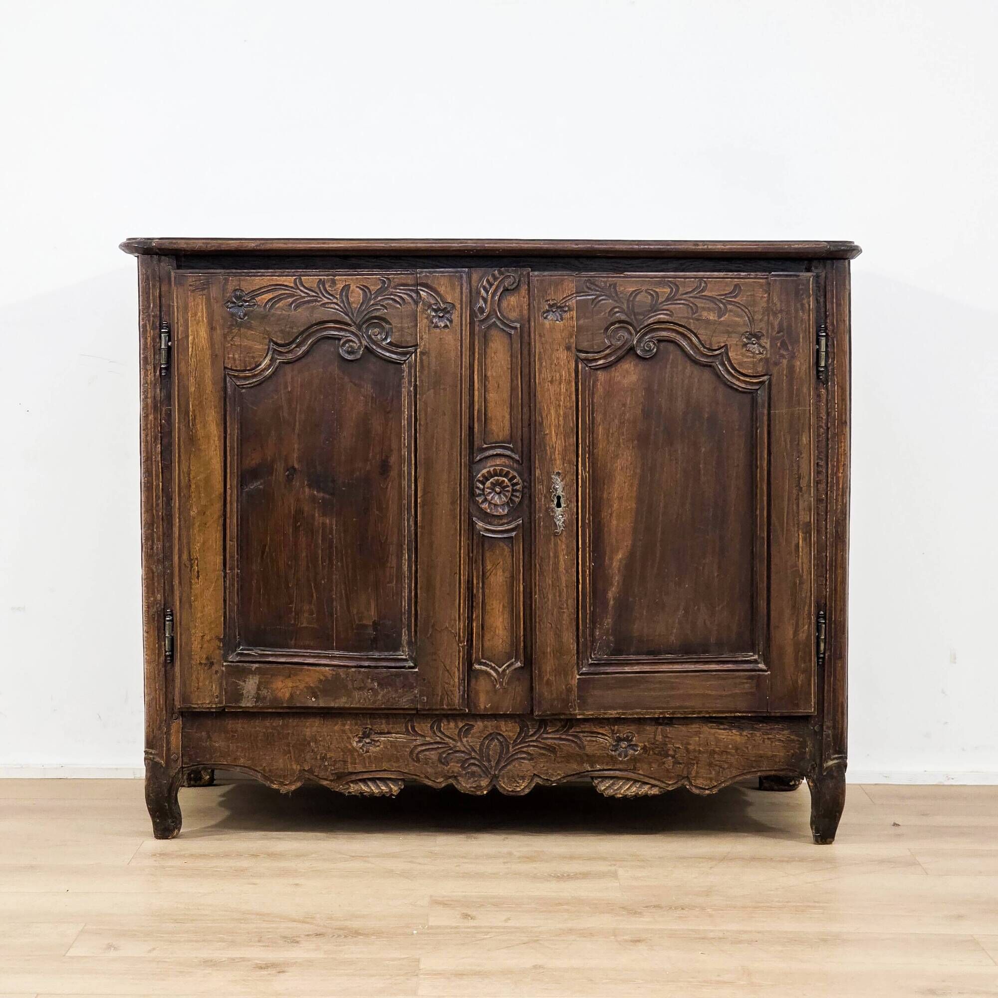 Buffet en chêne massif sculpté Louis XV - début XIXᵉ siècle