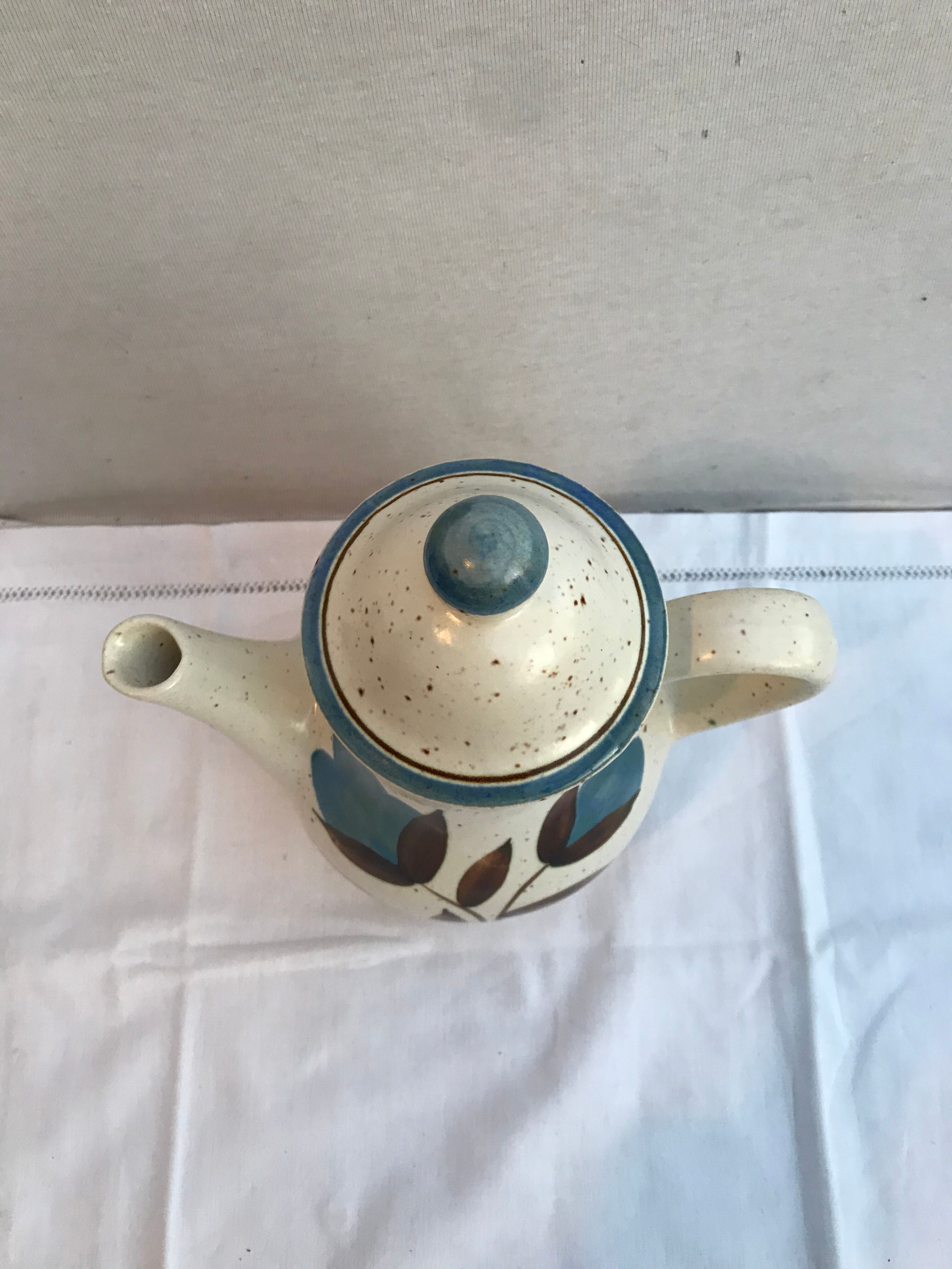 Former longchamp ceramics tea pot