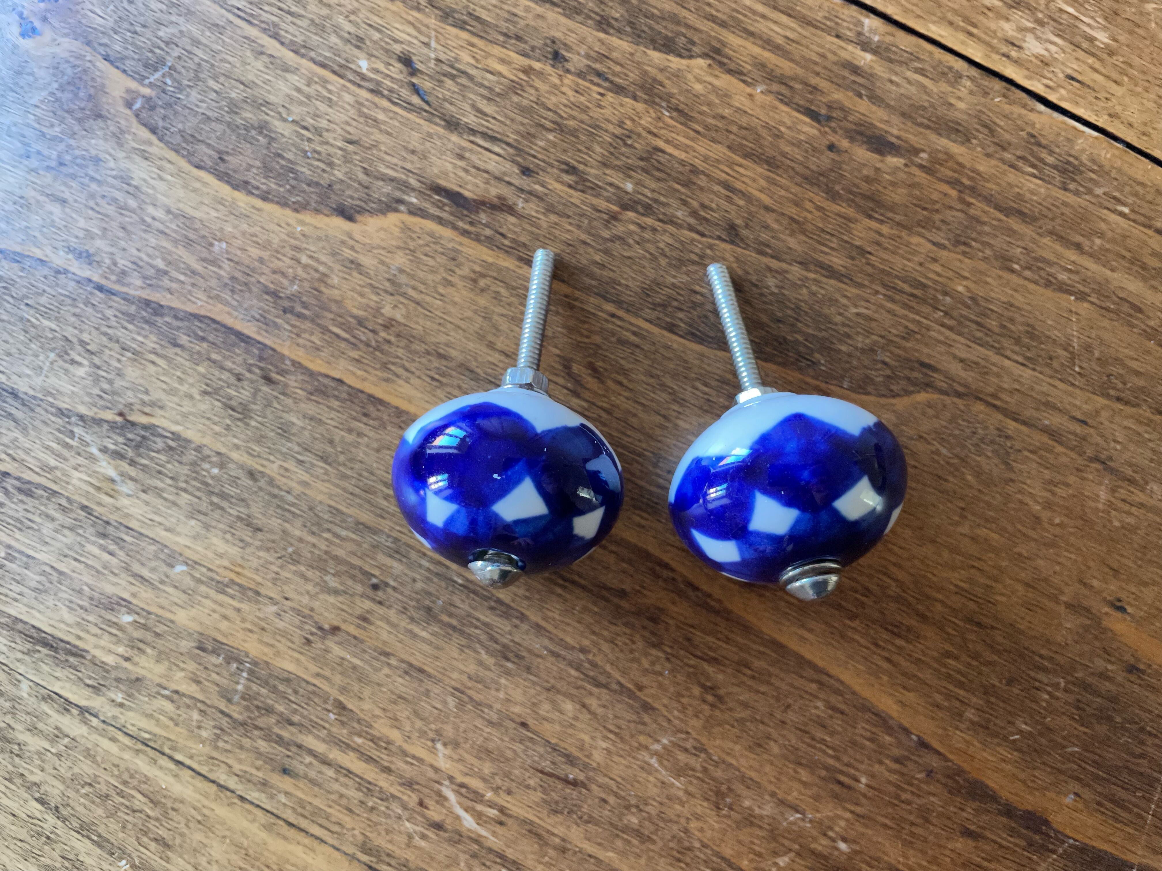 2 buttons, ceramic door handles, white blue