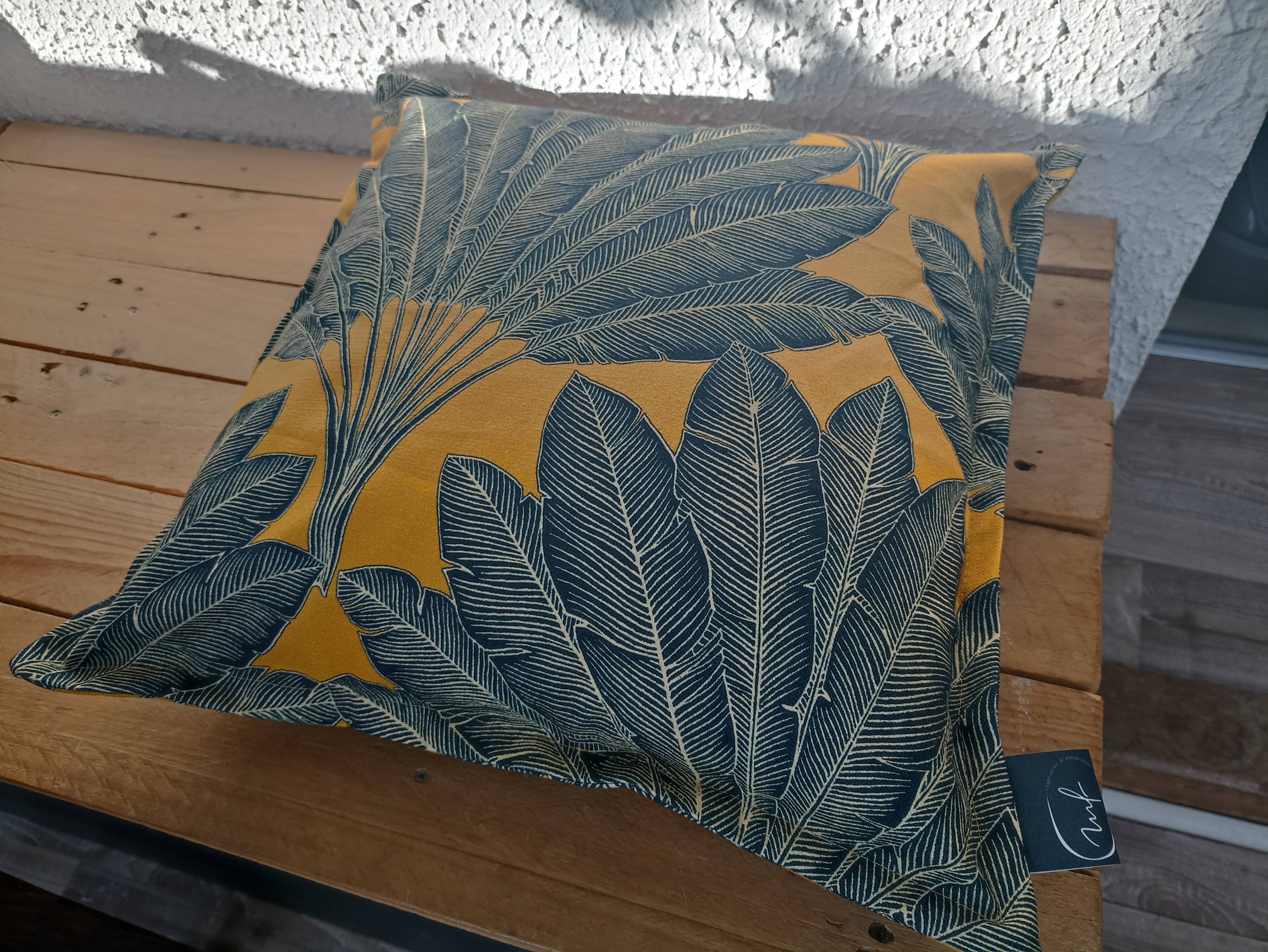 Fabric cushion "leaf of the traveler's tree" 40x40
