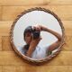 Plateau déco miroir entouré de rotin / osier vintage