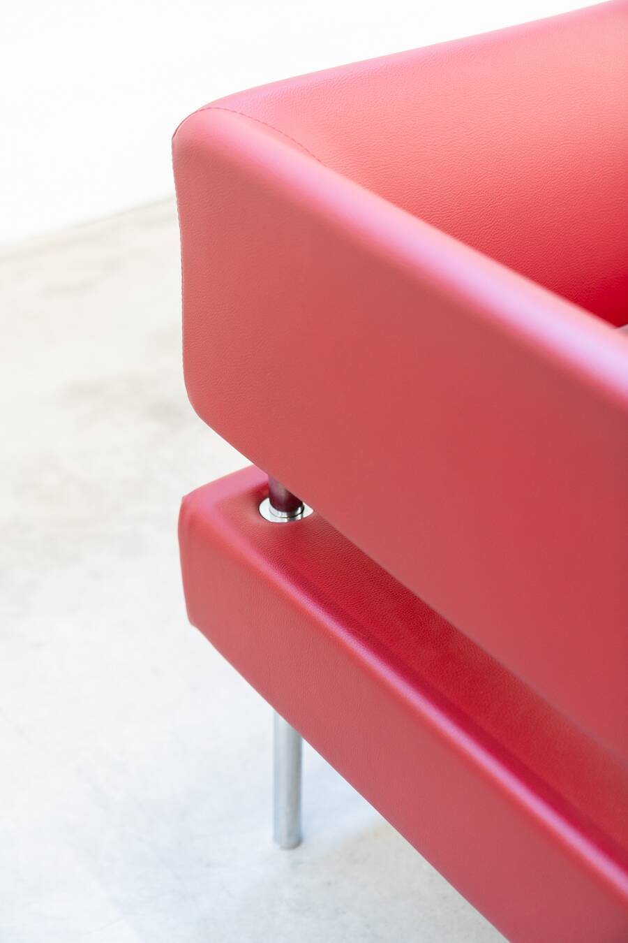 Business class 3-seater sofa in red leather and chrome iron legs, 1990s