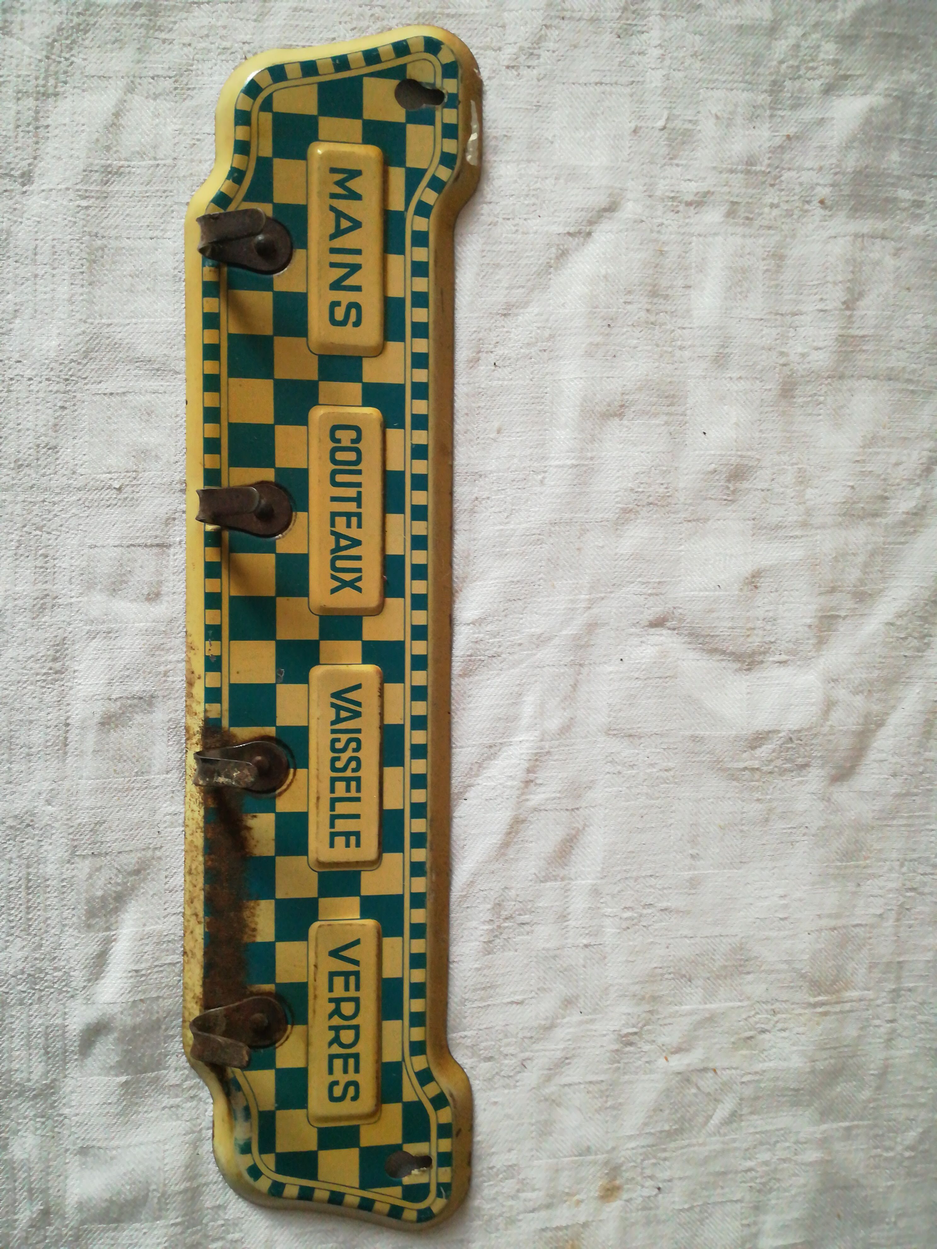 Enamelled plate hung towels