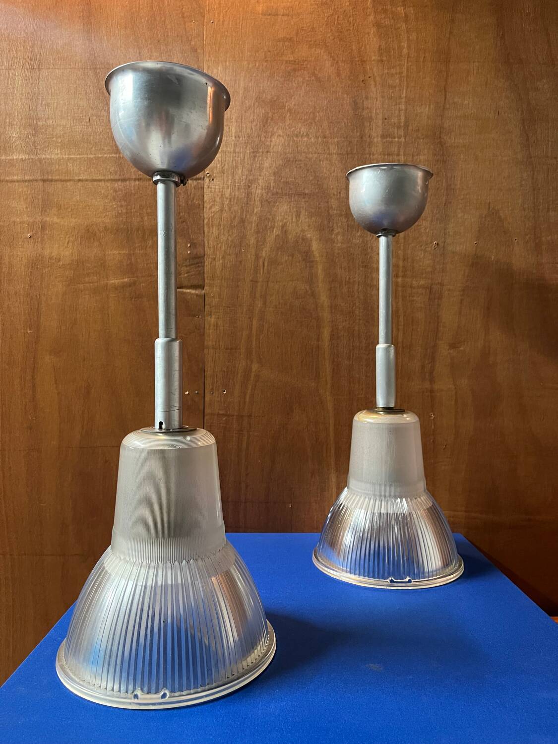 2 suspensions en verre Holophane 1950