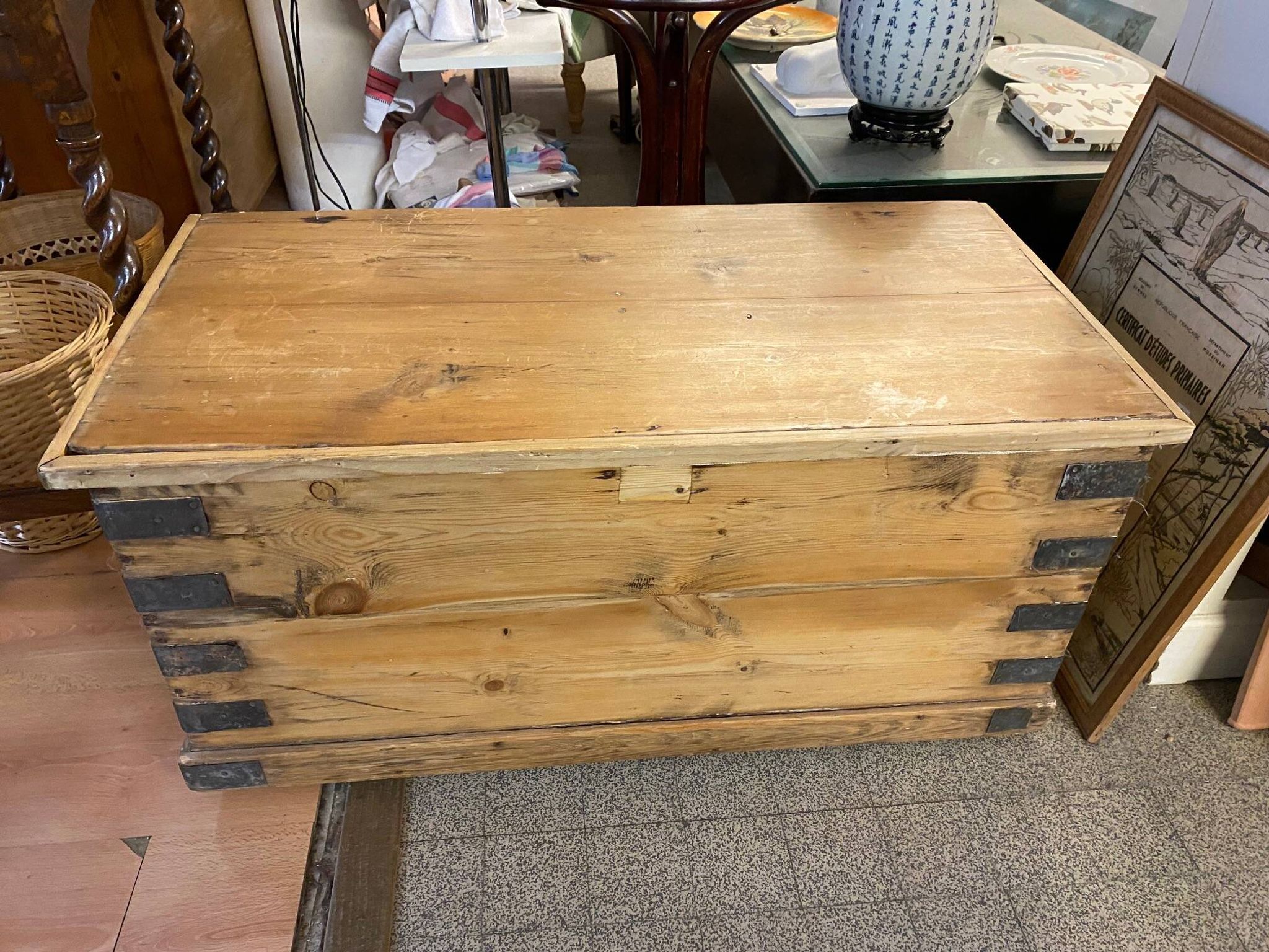 Ancienne malle coffre en bois de pin naturel avec interieur capitonne