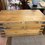 Ancienne malle coffre en bois de pin naturel avec interieur capitonne