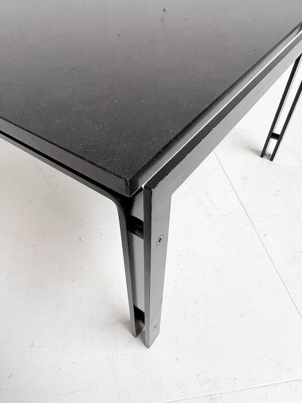 Table d'appoint ou table basse en granit noir des années 1980