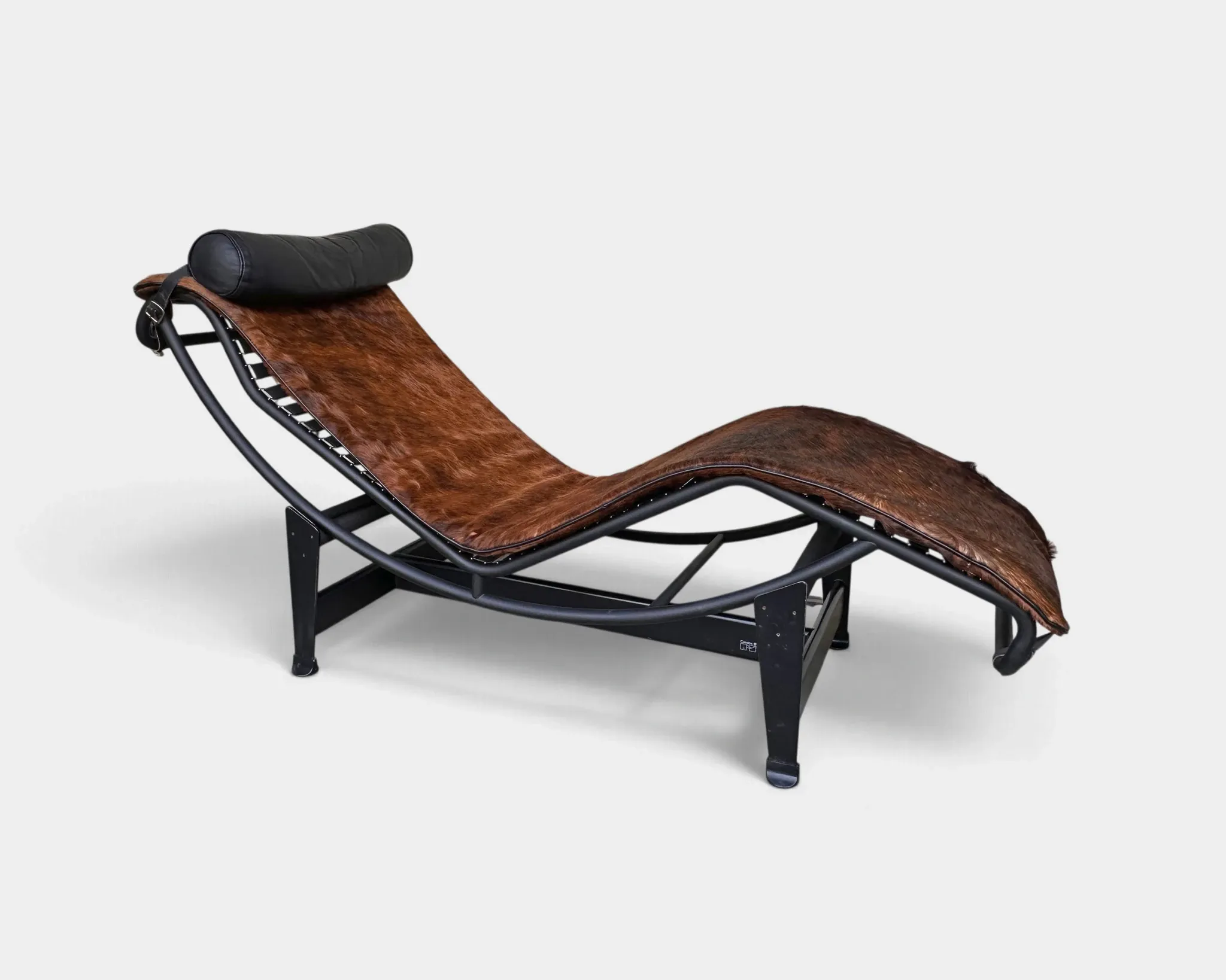 LC4 chaise longue in cowhide and black frame by Cassina, 1970–80