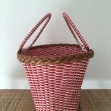 Basket wicker and typical of the 1970s scoubidou
