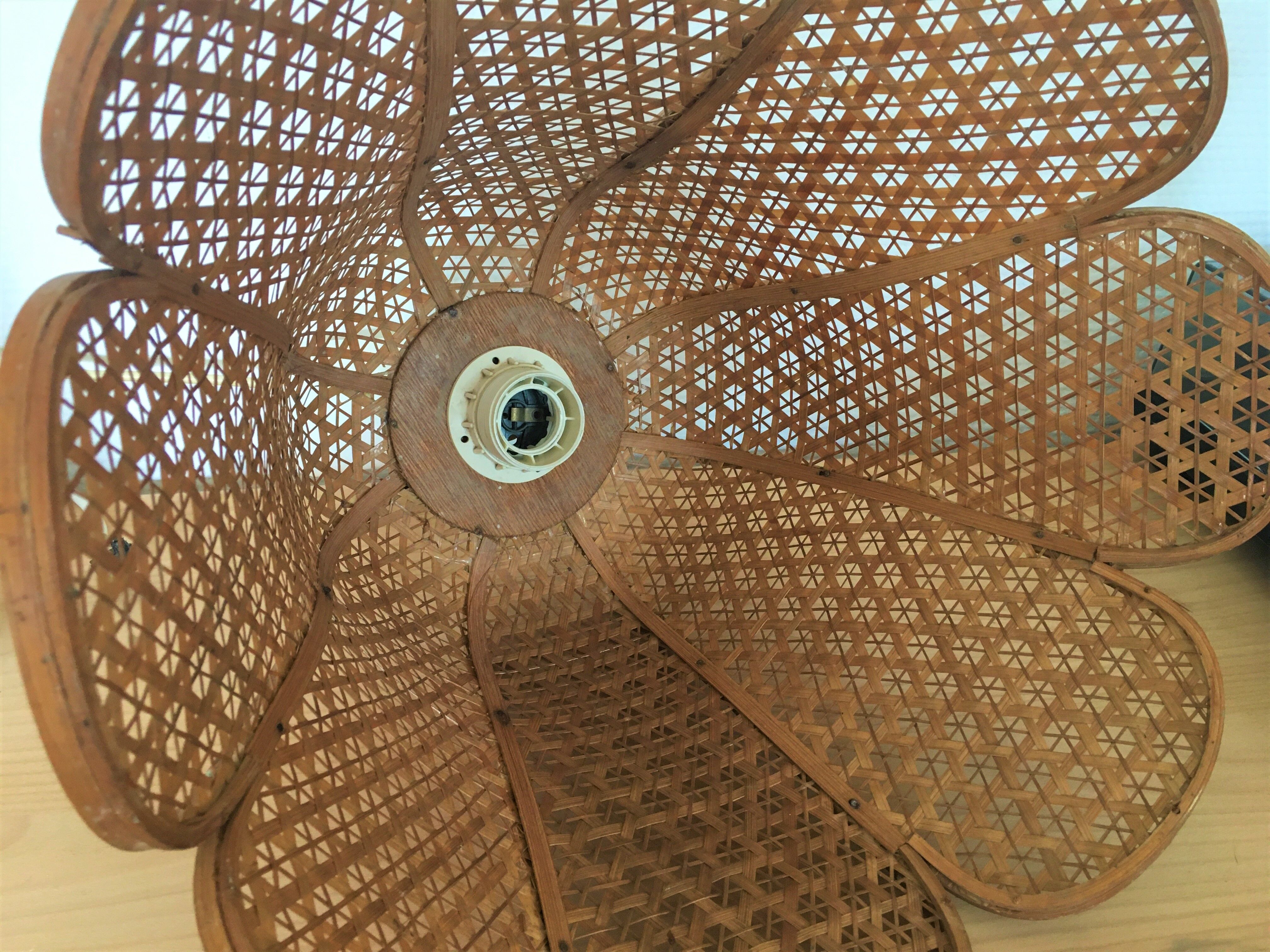 Lot of two rattan flower suspensions