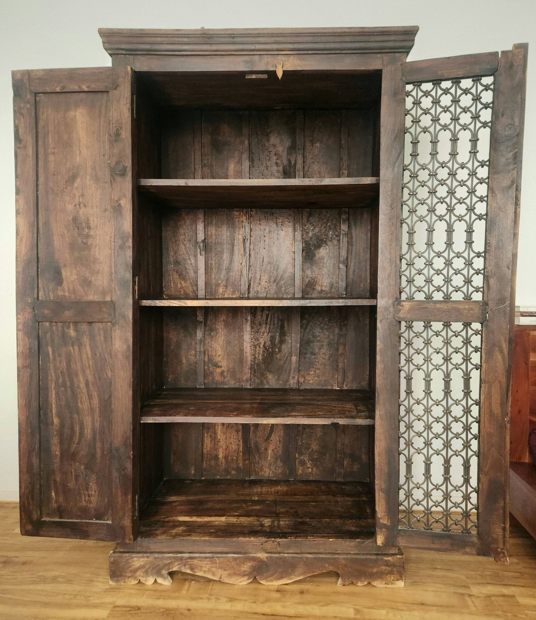 Massiv antik kolonial Schrank geschnitzt Holz Türen Gusseisen Gitter, Bali