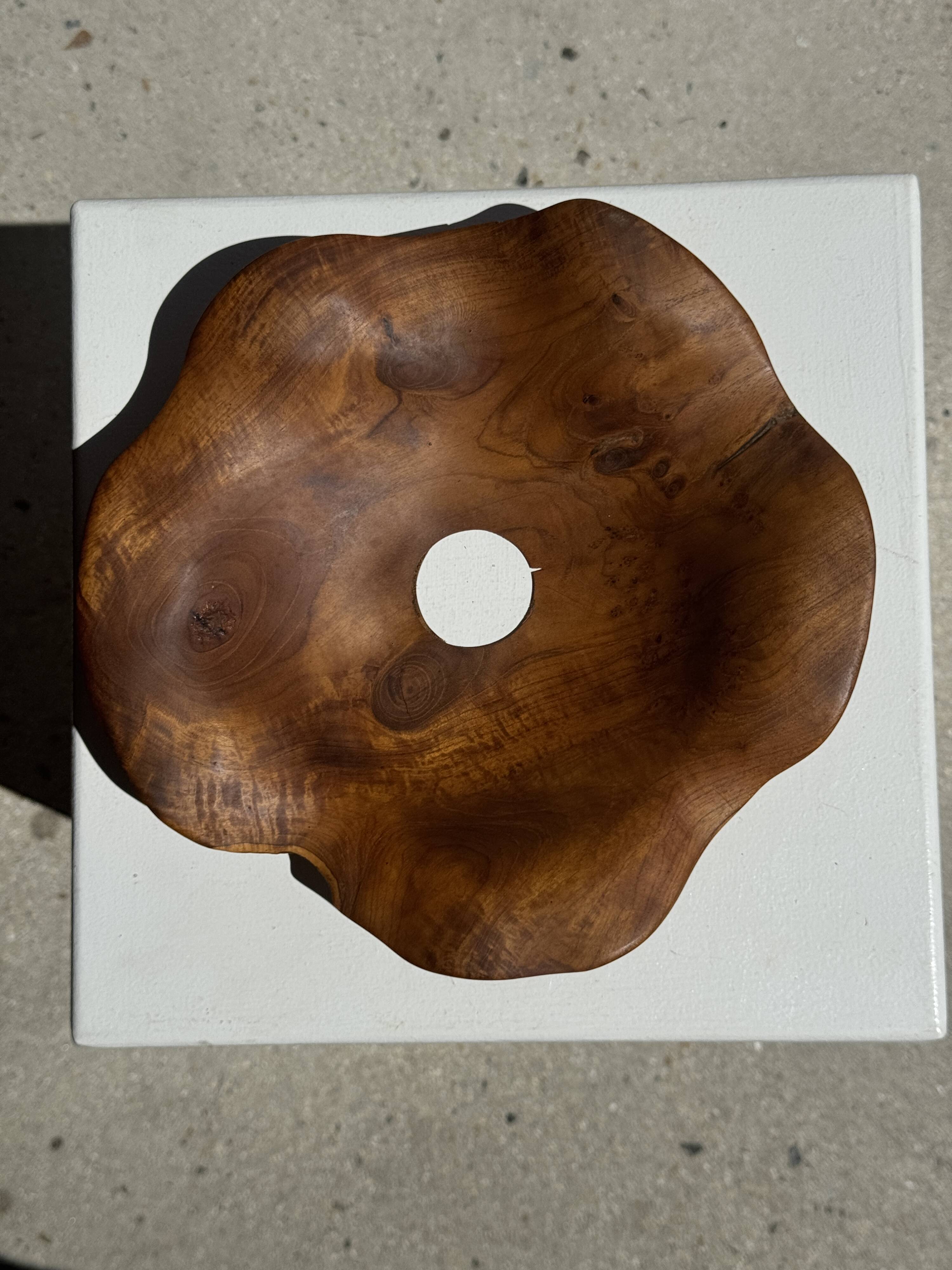 Small wavy flat leaf pendant in teak D:30