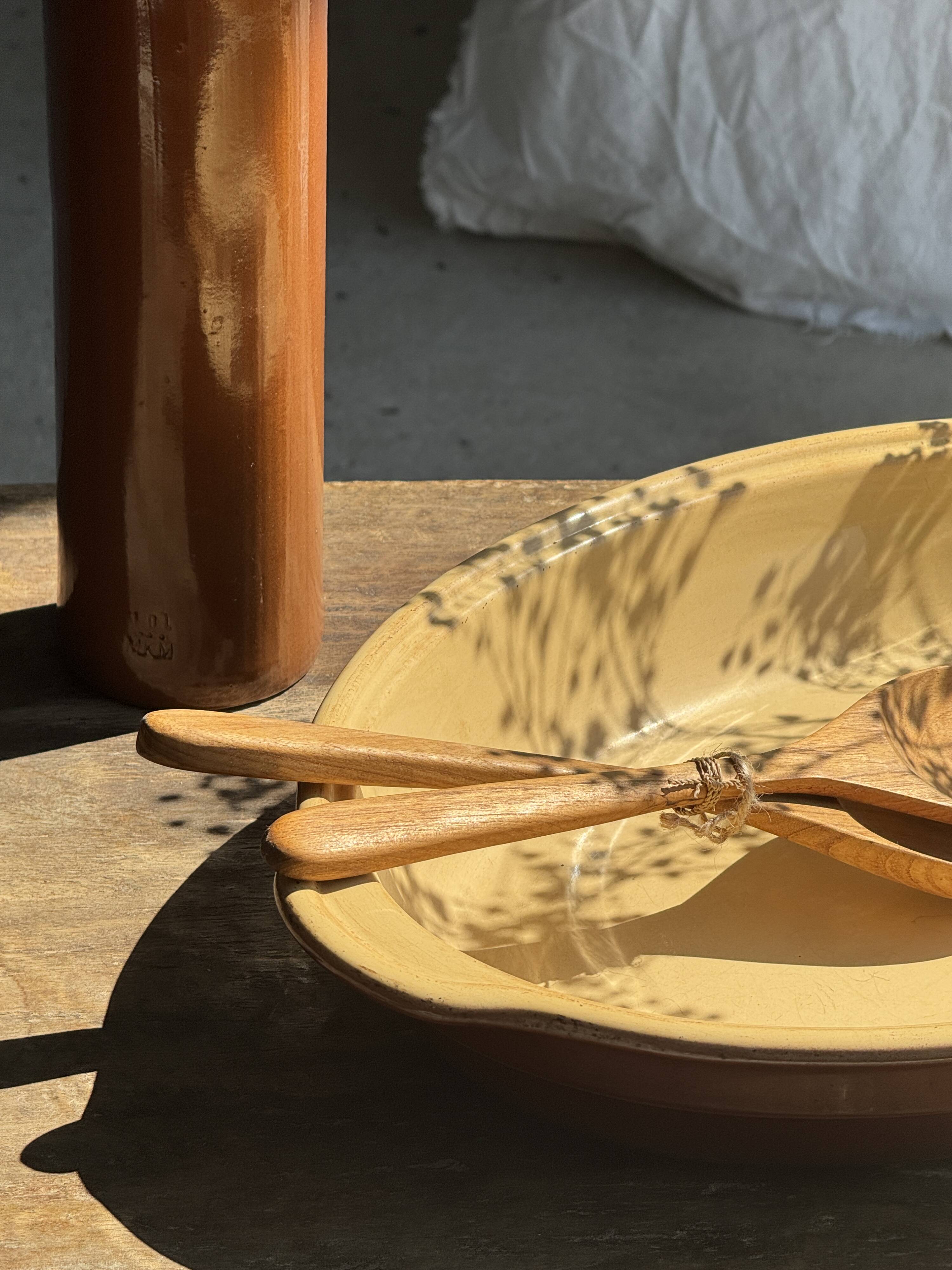 Huge oval oven dish with handle