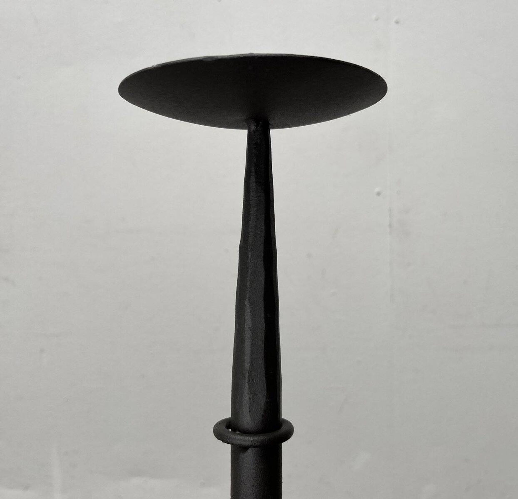 Large tripod candlestick in brutalist wrought iron, mid-century, 1960s.