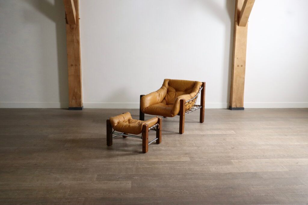 Fauteuil Amazonas avec repose-pieds en cuir cognac par Jean Gillon Brésil