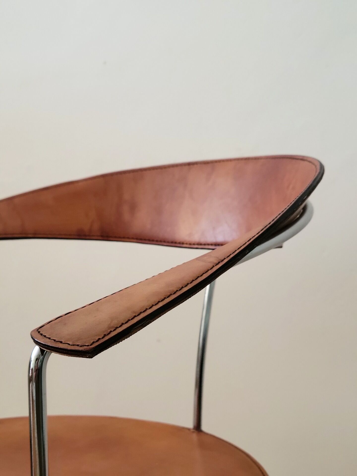 Chaise Arrben Ursula postmoderne en cuir cognac et chrome
