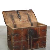 Coffre-fort ancien du XVIIe siècle recouvert de cuir avec la clé d'origine et une excellente patine