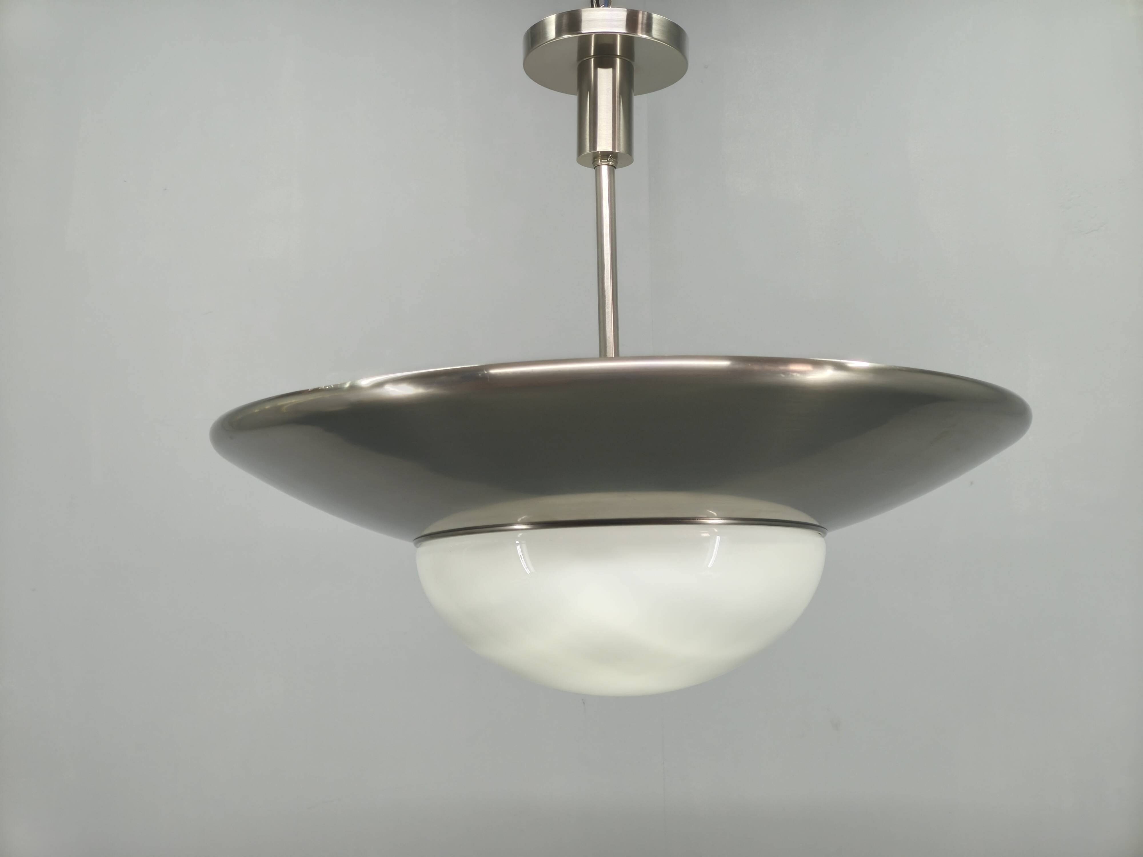 Suspension Bauhaus en nickel et verre, Tchécoslovaquie des années 1930