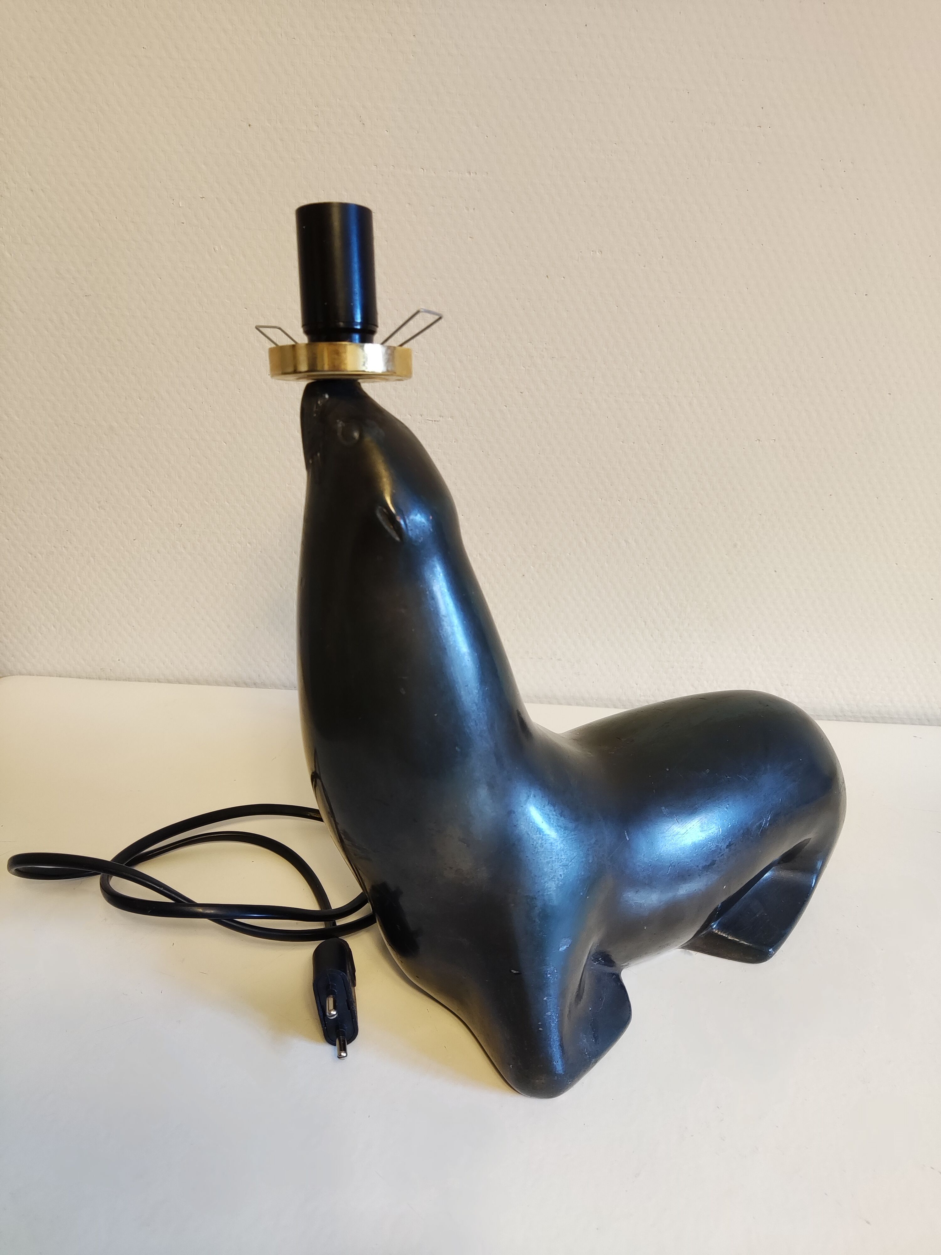 Lampe otarie noire irisée bleue en terre cuite