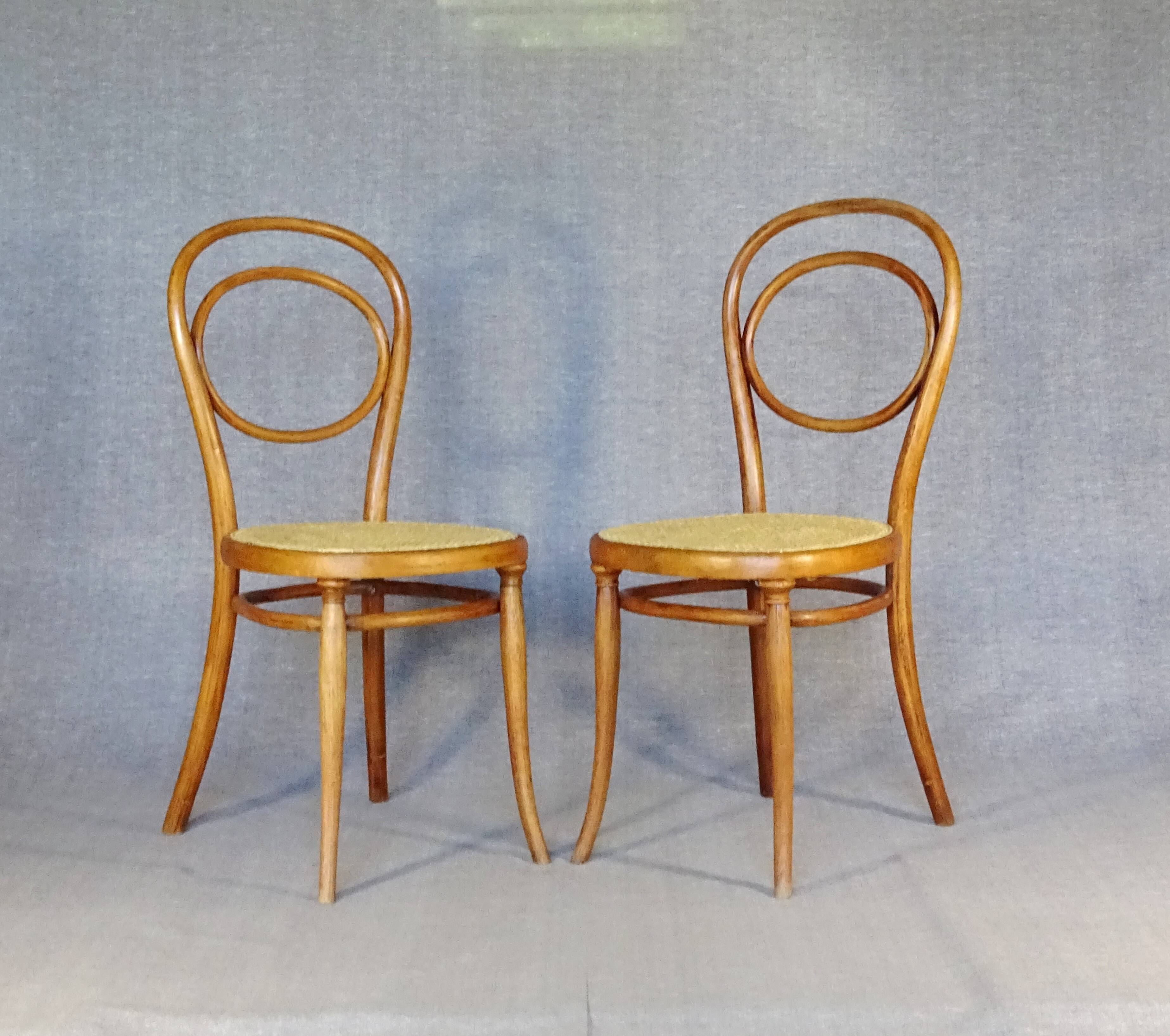 Deux chaises N°10 de Thonet 1870 noyer clair