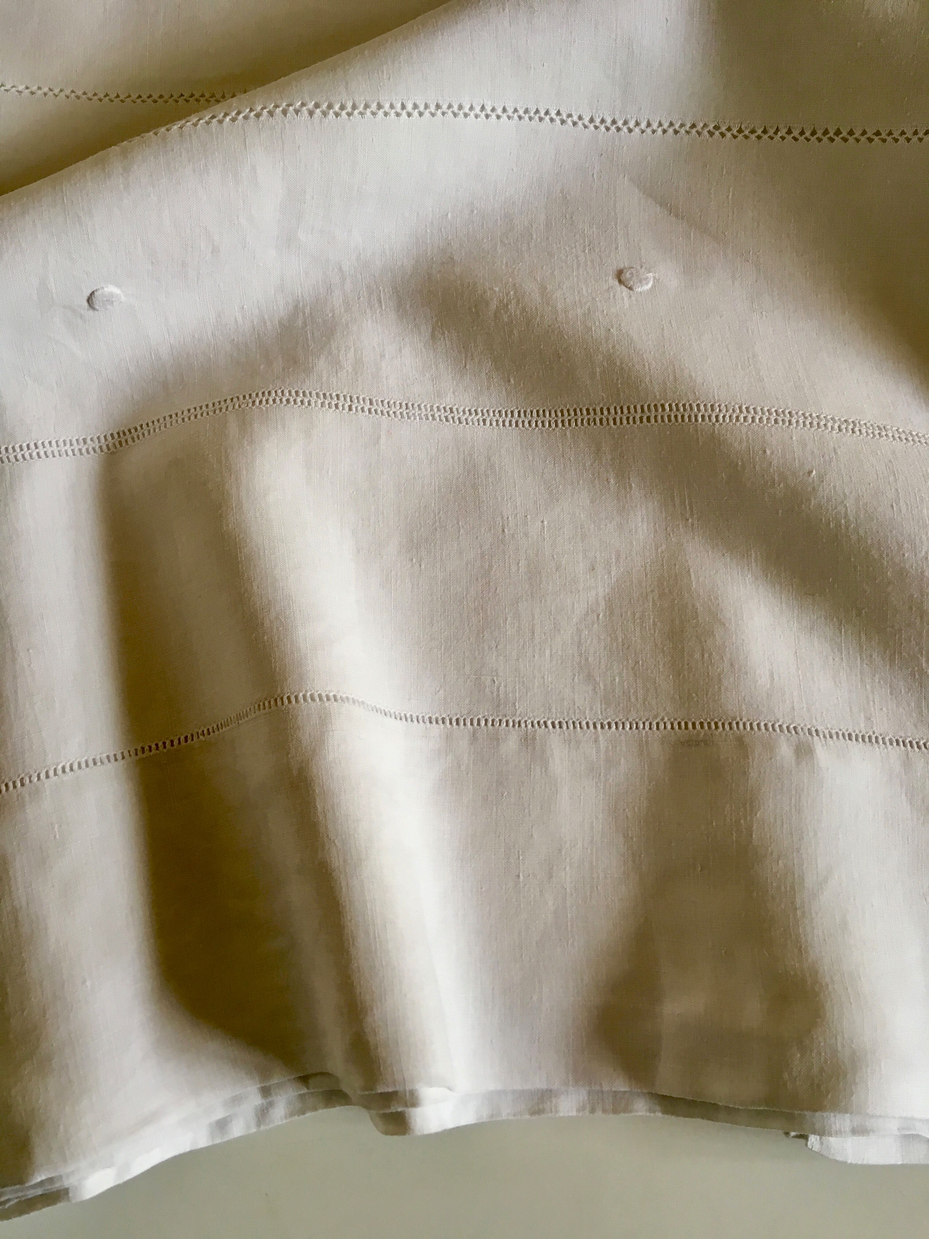 Drap en fil de lin 19e brodé de pois monogramme AB lettres anglaises
