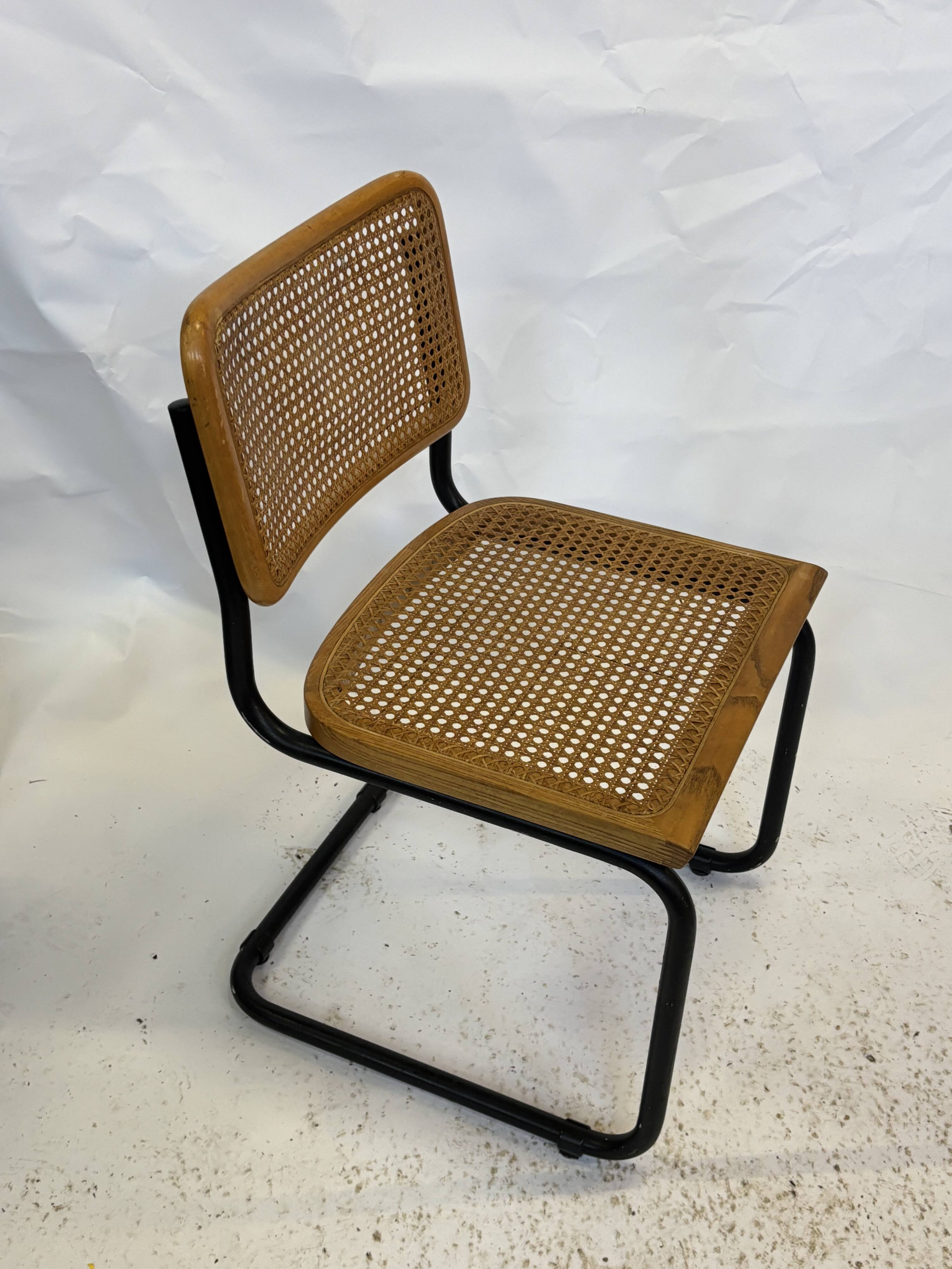 Ensemble de 4 chaises Cesca B32 conçues par Marcel Breuer, cadre noir.
