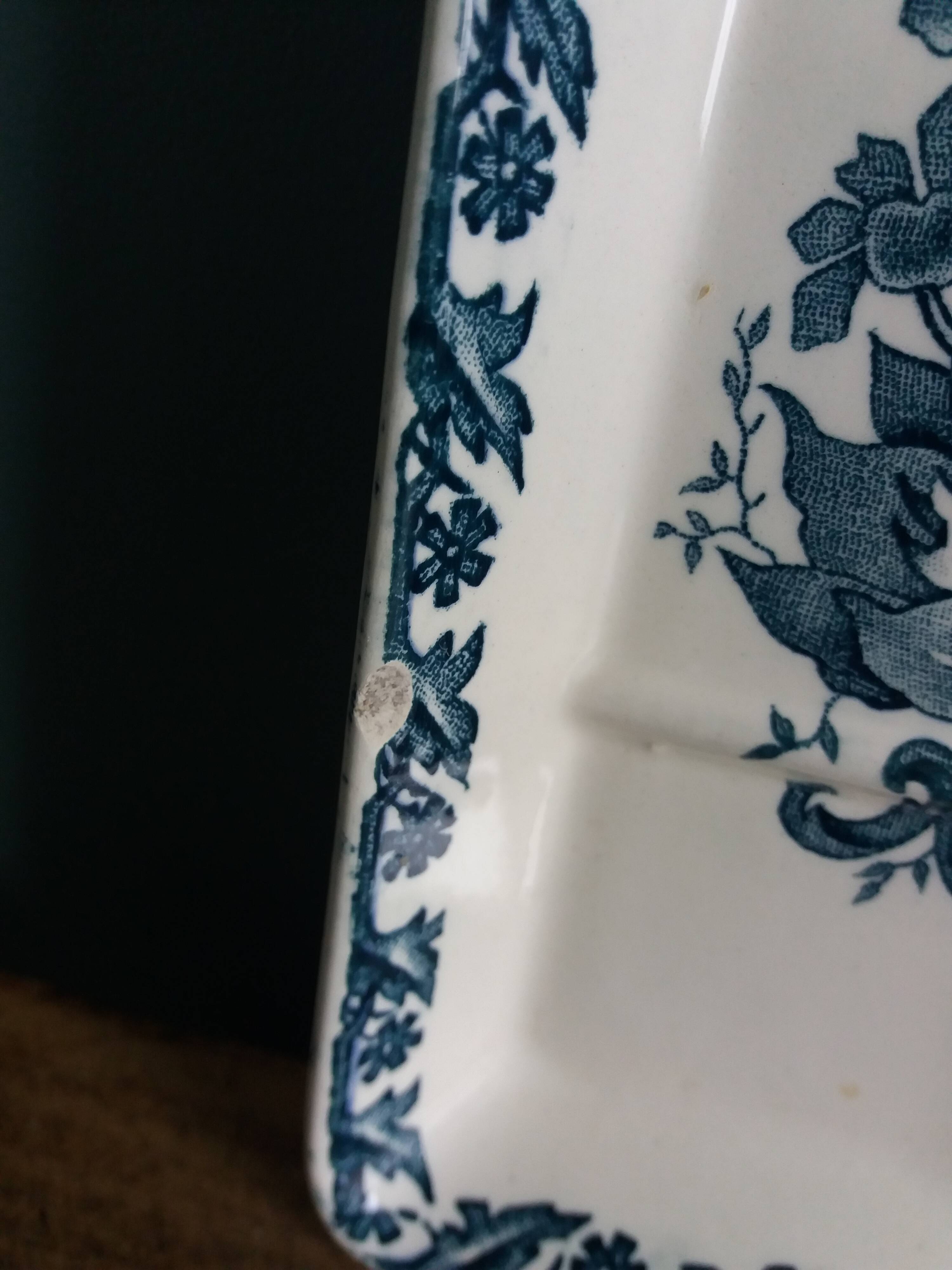 Saint Amand Terre de fer soap dish pocket with blue Anemone decor