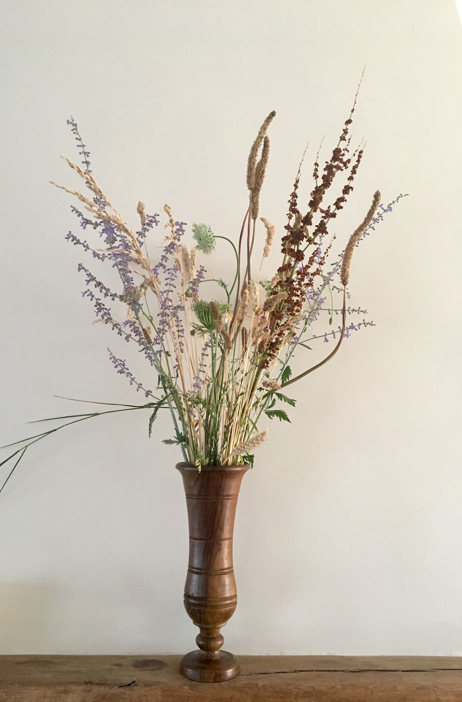 Paire de vases en noyer