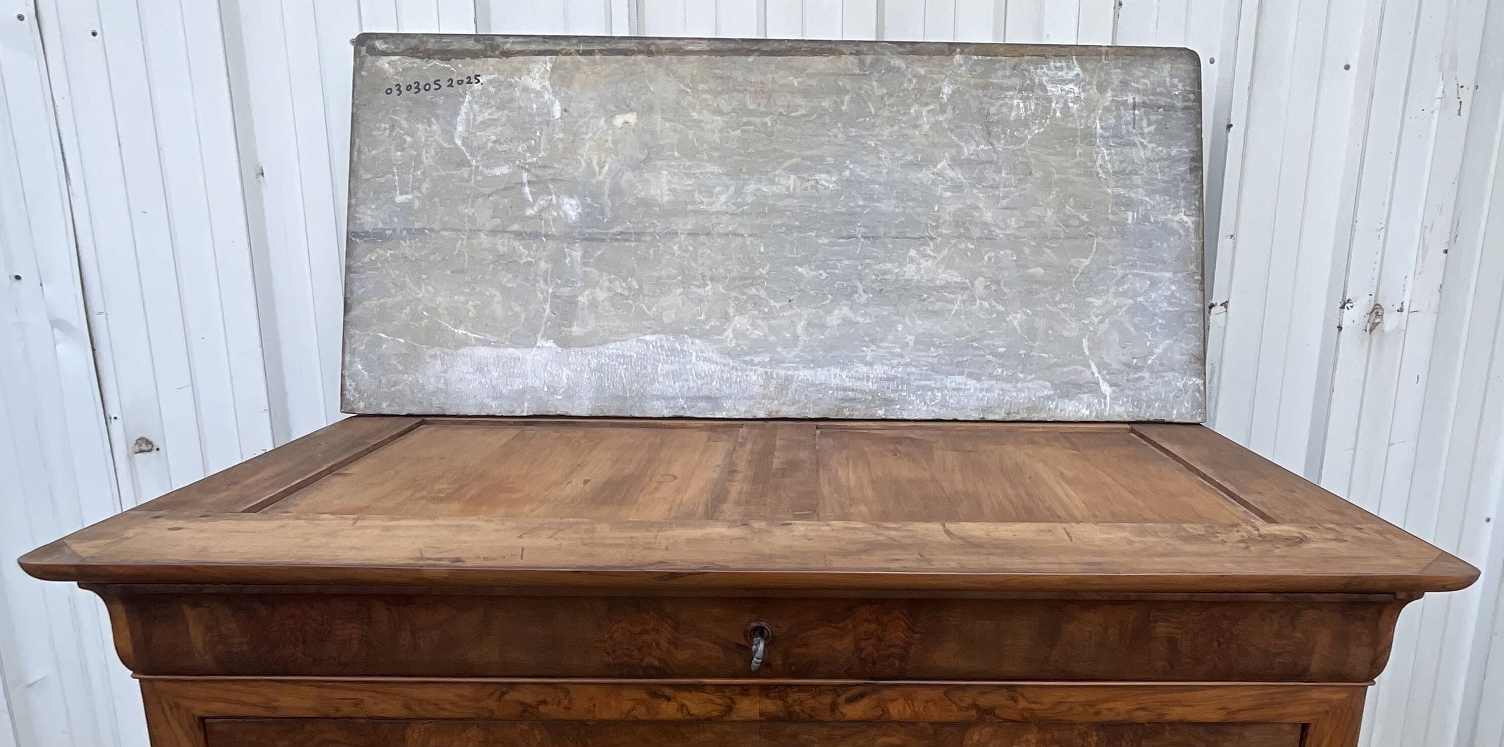 Louis-Philippe commode in walnut burl, Saint-Anne marble, mid-19th century.