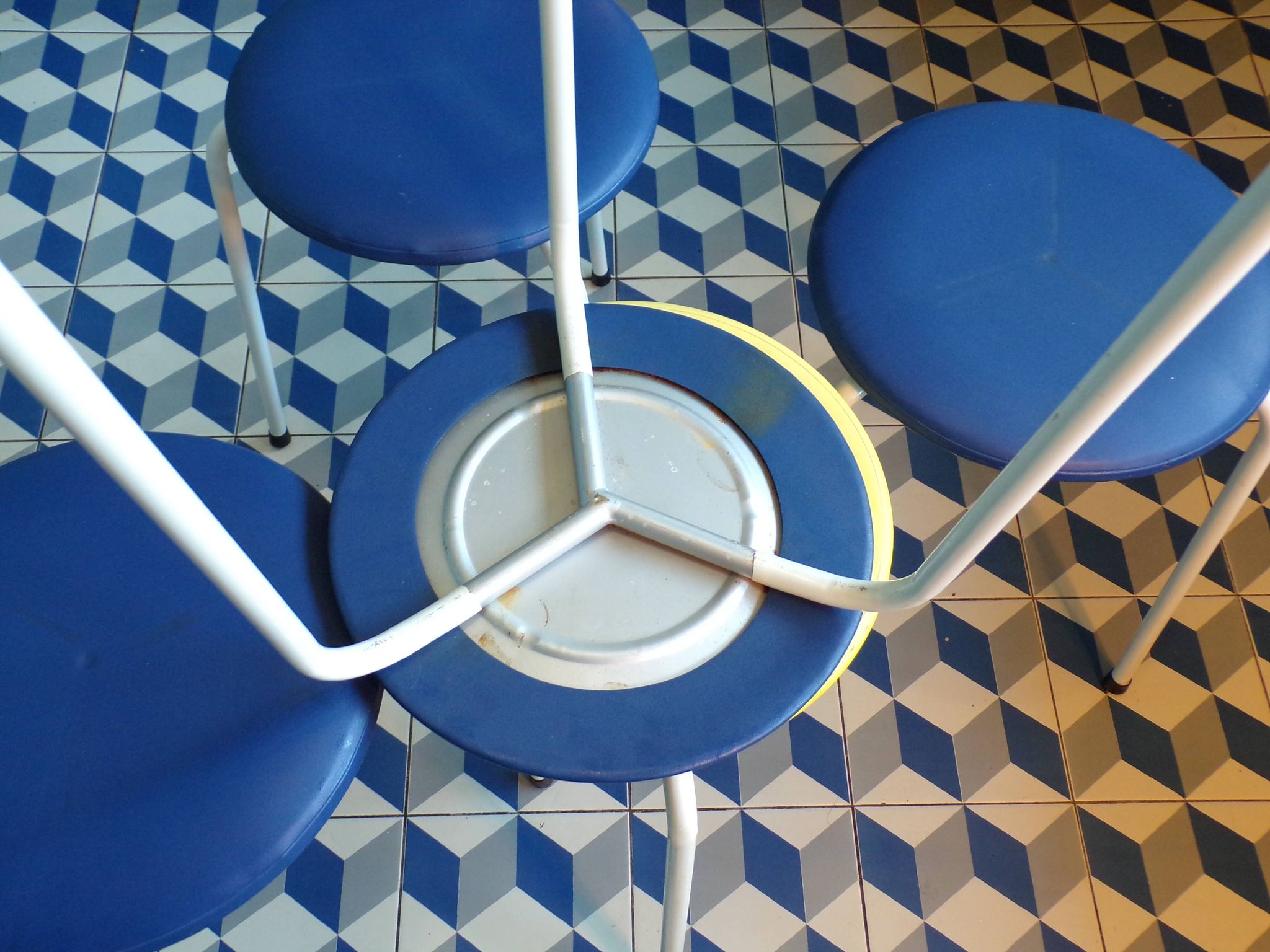 Set 5 tabourets tripode 1950 en skaï