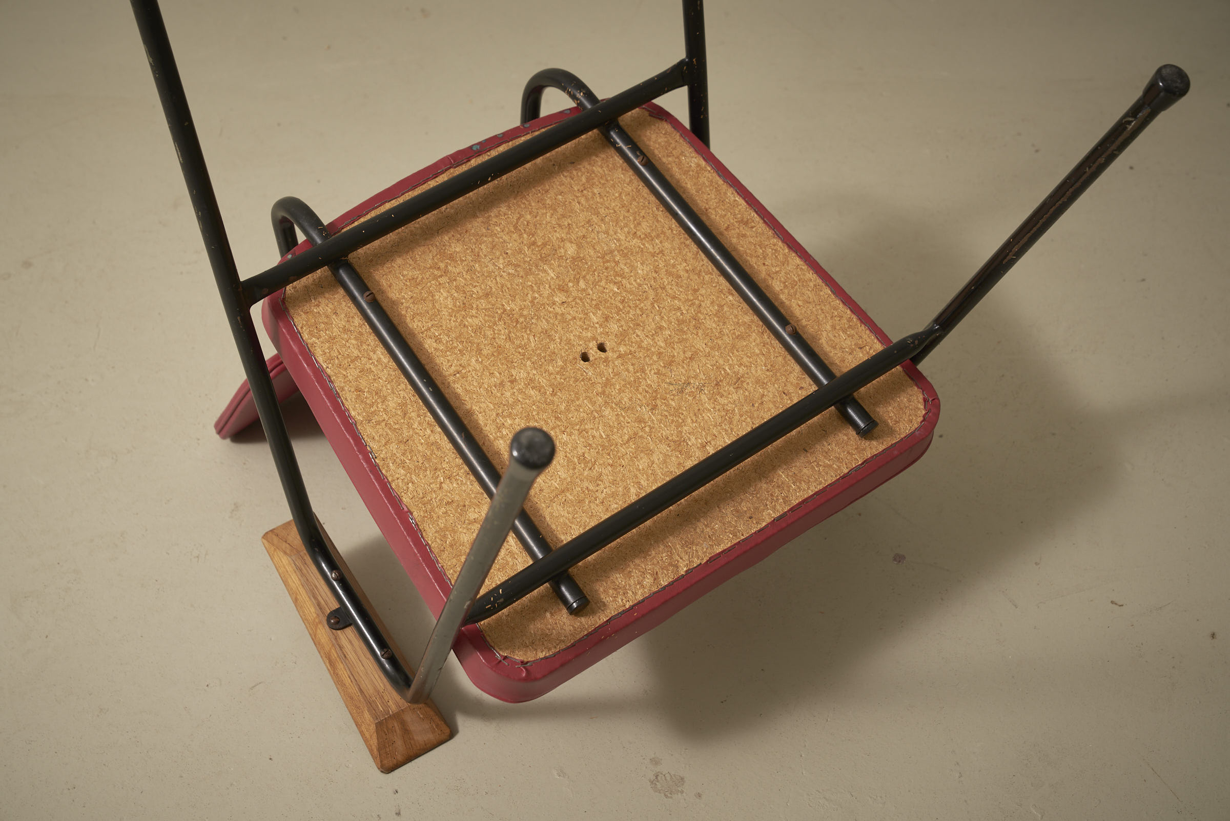 Chaise 'M' en rose foncé par Pierre Guariche pour Meurop