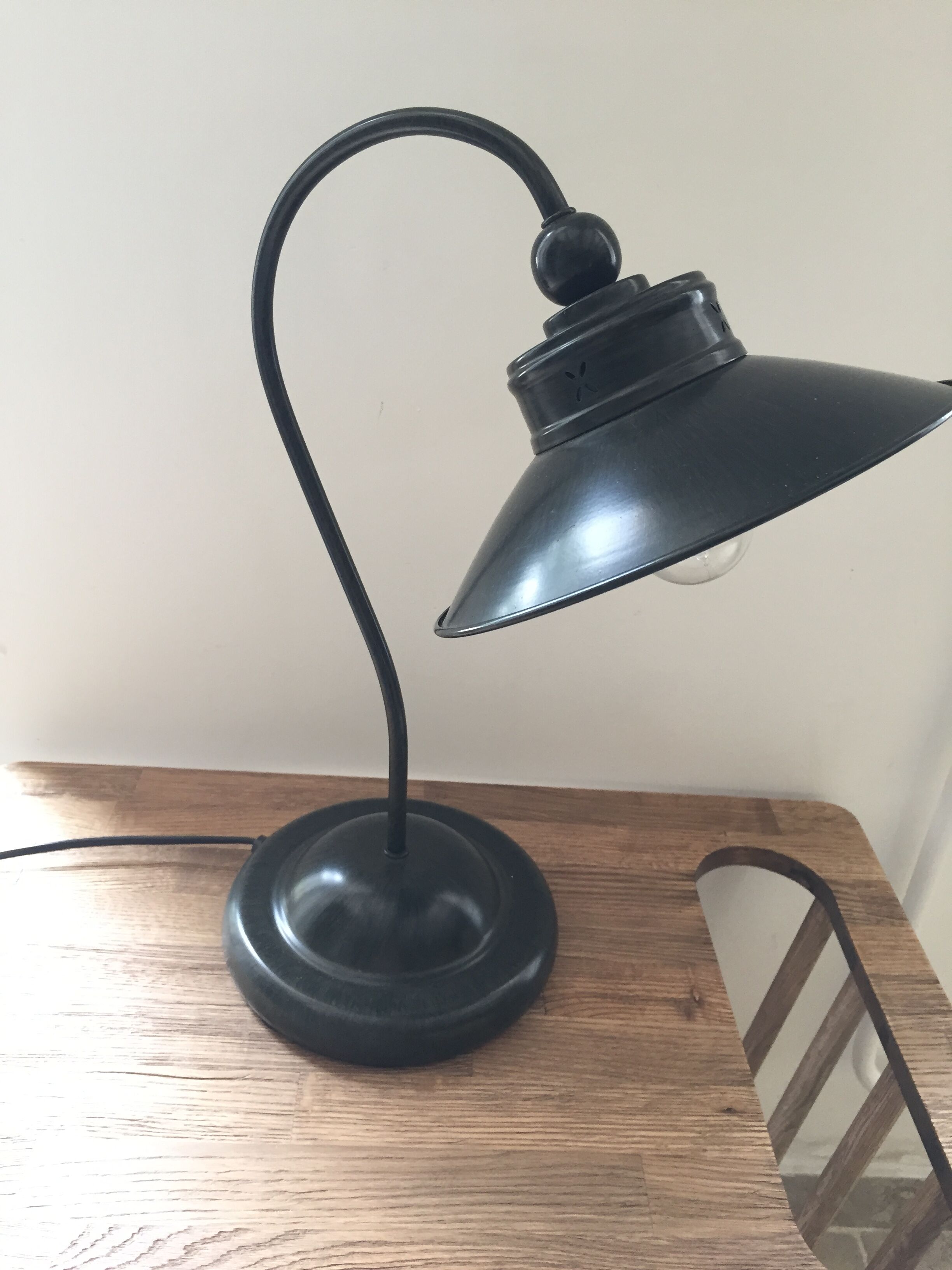 Industrial swan collar lamp