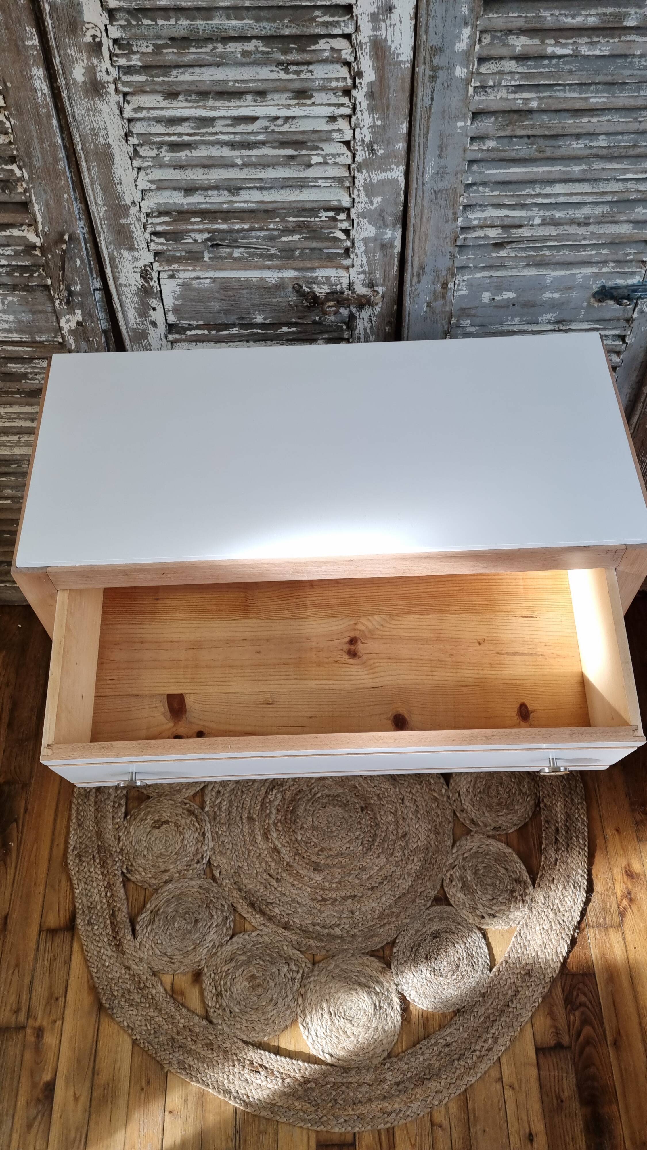 White and wood chest of drawers