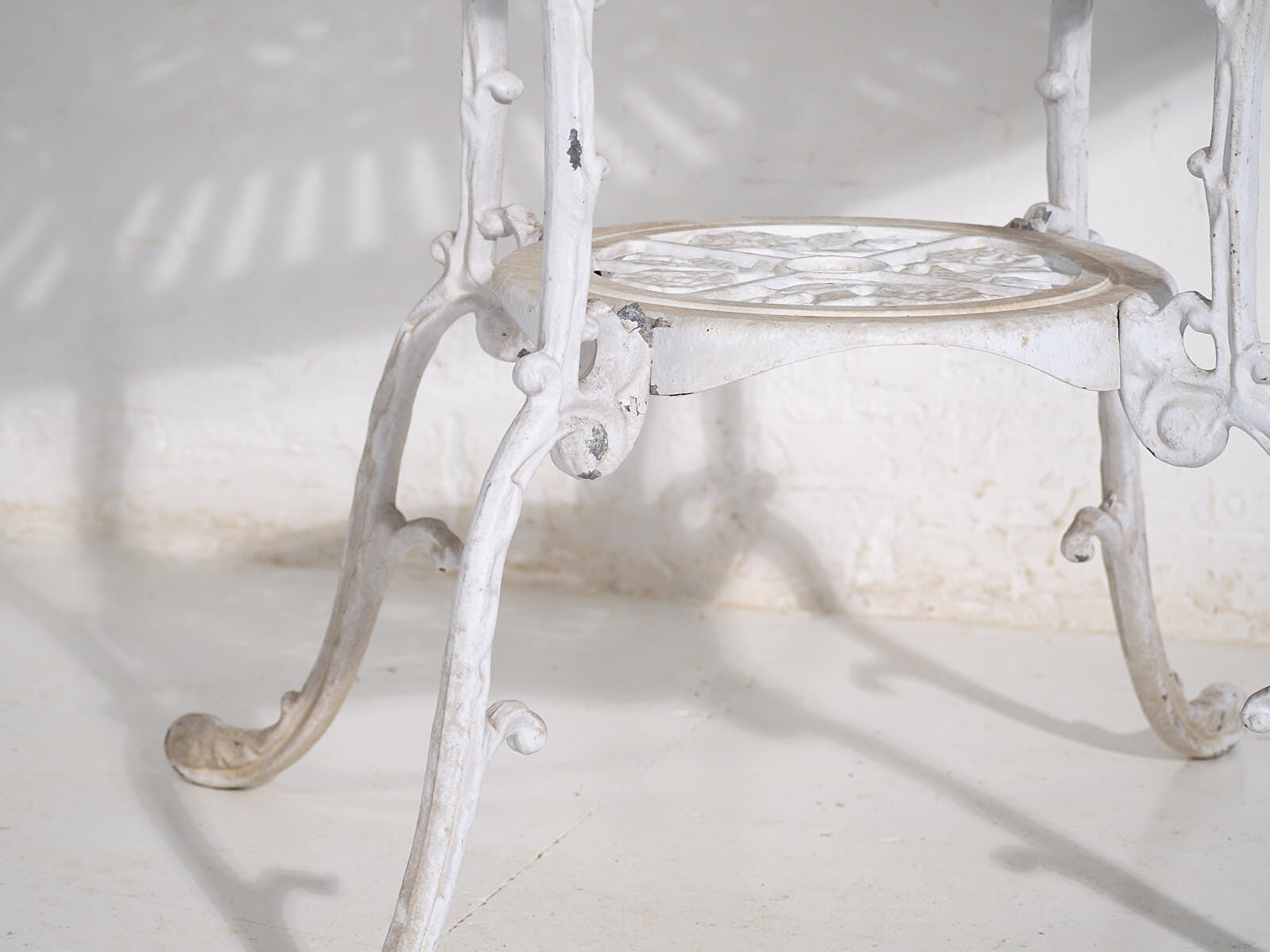 Vintage white garden table and chairs (c.1950). Set of 5 pieces.