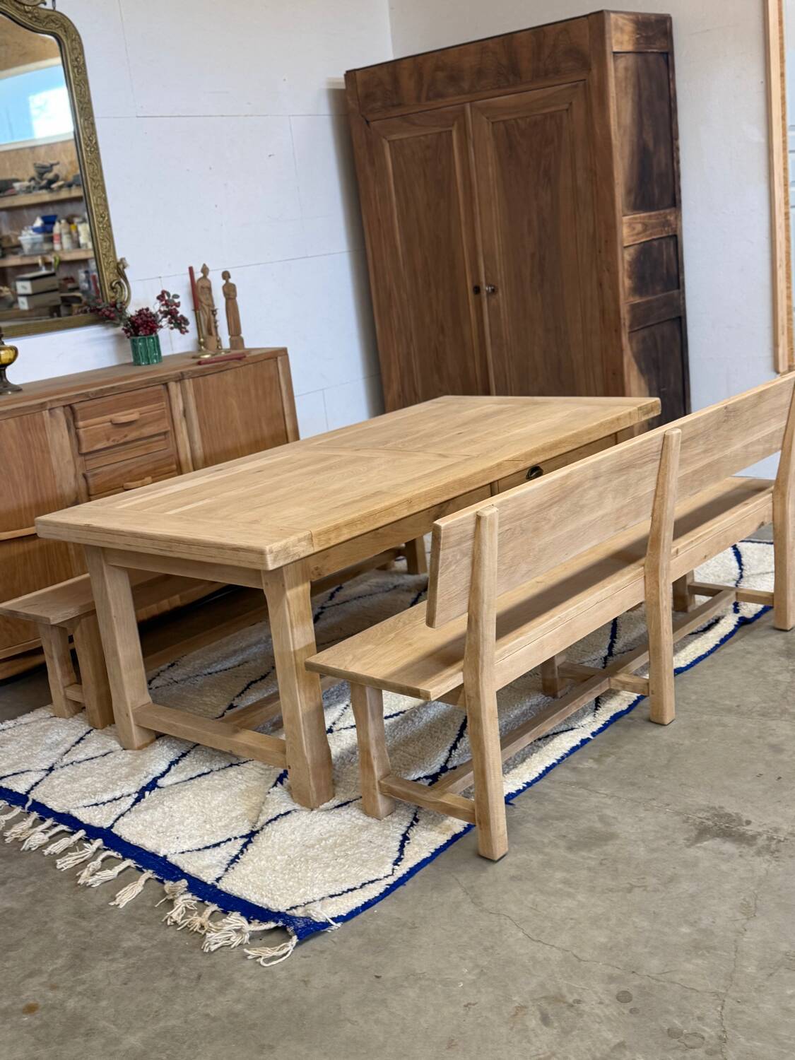 Solid oak extendable farmhouse table with 2 drawers.