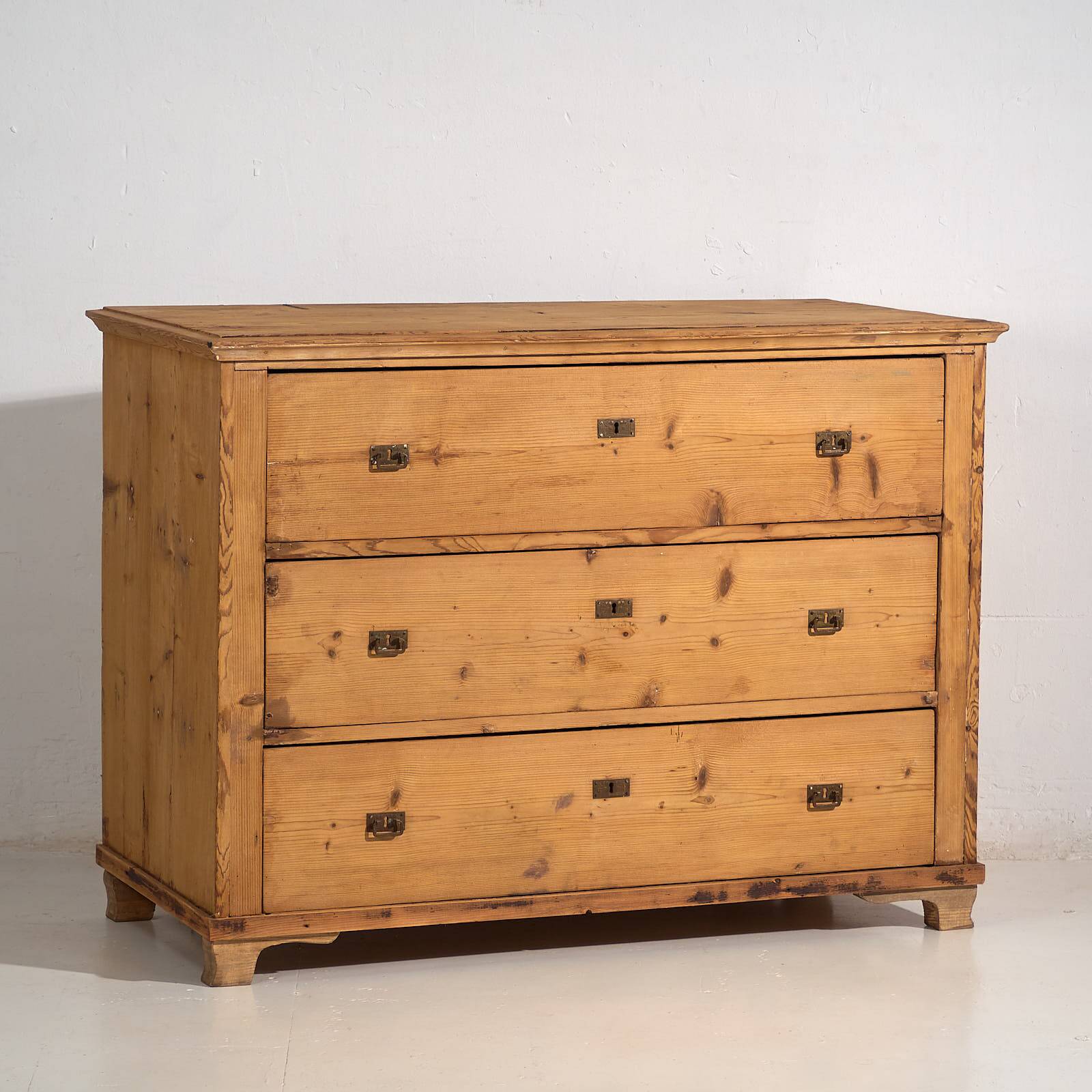 Antique Provençal-style chest of drawers (circa 1920)