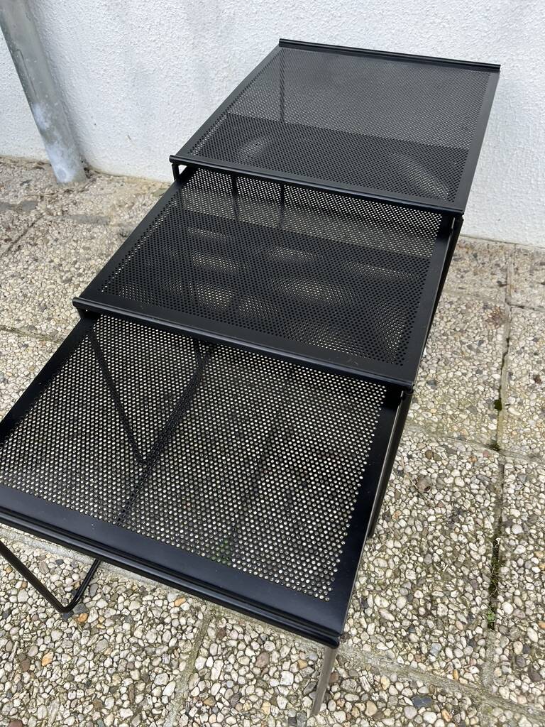 Minimalist nesting table