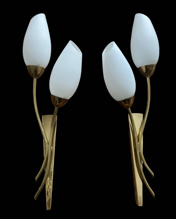 Appliques en laiton et opaline blanche ''Tulipe'' 1950