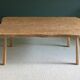 Table basse en bois brut de forme libre